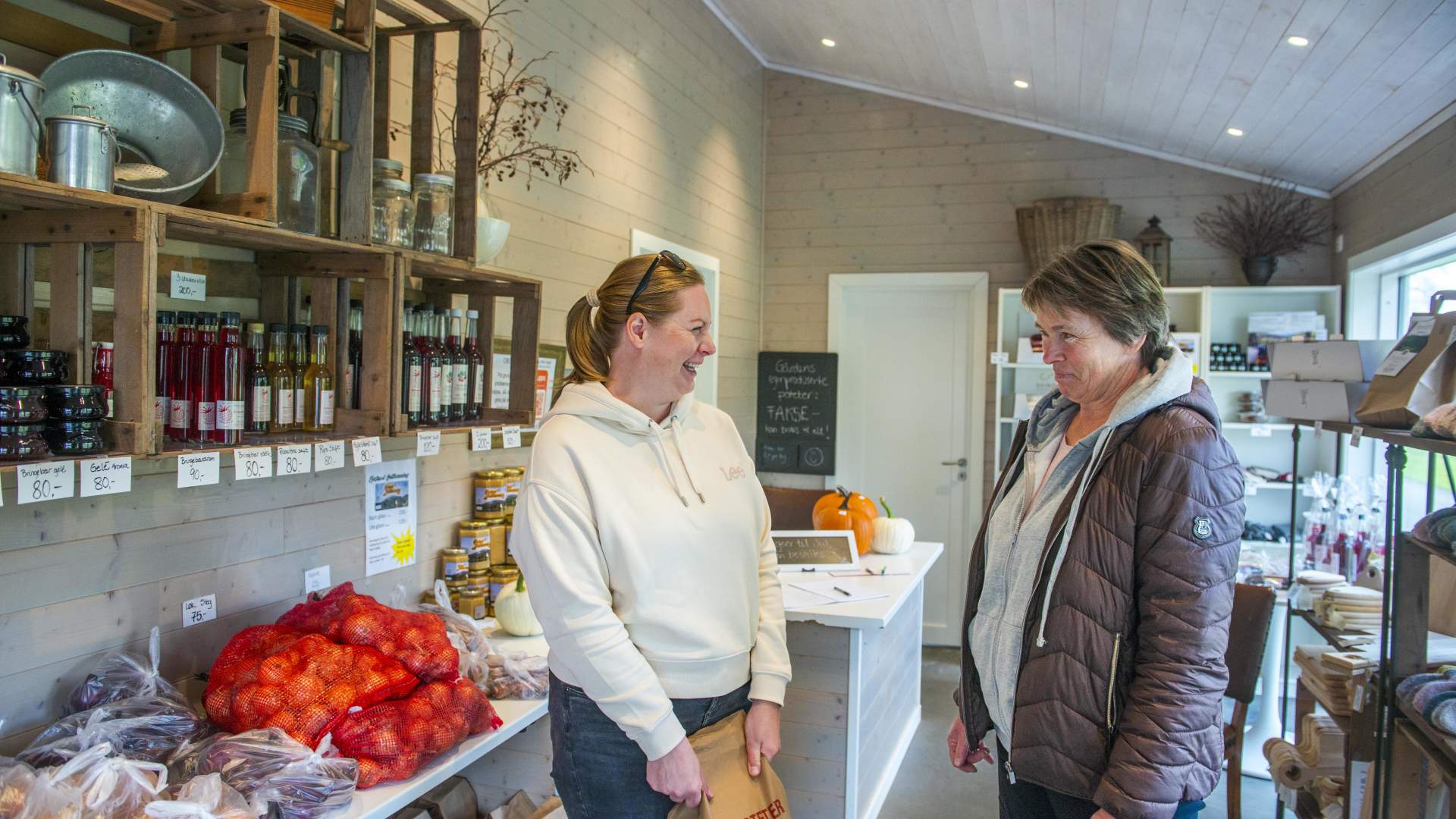 gunhild-egeland-og-kunden-liv-siri-dyrstad-i-grdsbutikken-p-egeland-familiegrd---egeland-familiegrd-