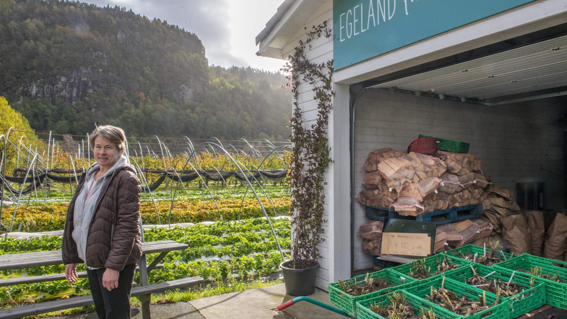 gunhild-egeland-utenfor-grdsbutikken-p-egeland-familiegrd---egeland-familiegrd---kvinesdal---gjermun