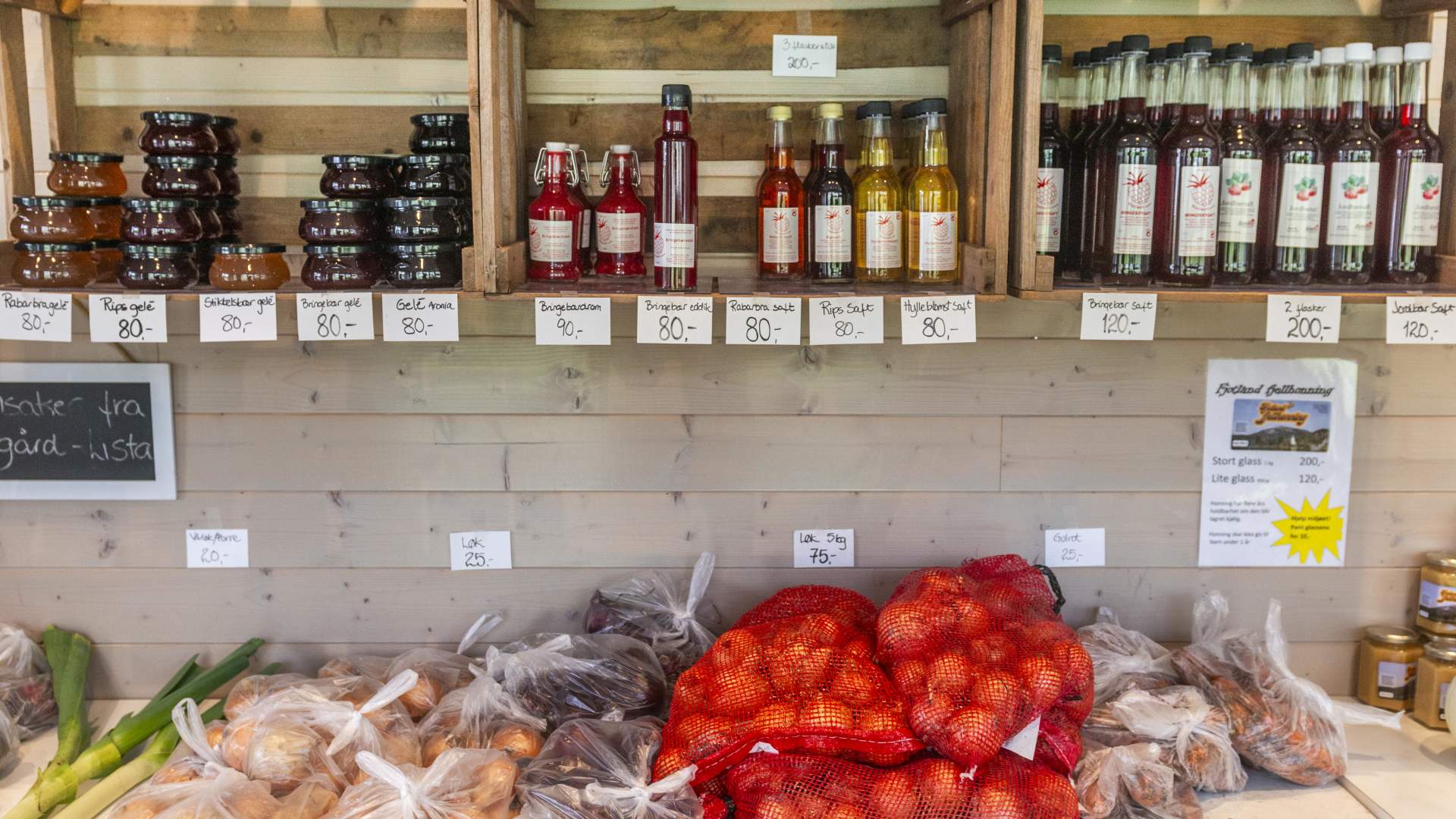 hyller--i-grdsbutikken-p-egeland-familiegrd---egeland-familiegrd---kvinesdal---gjermund-glesnes_5328