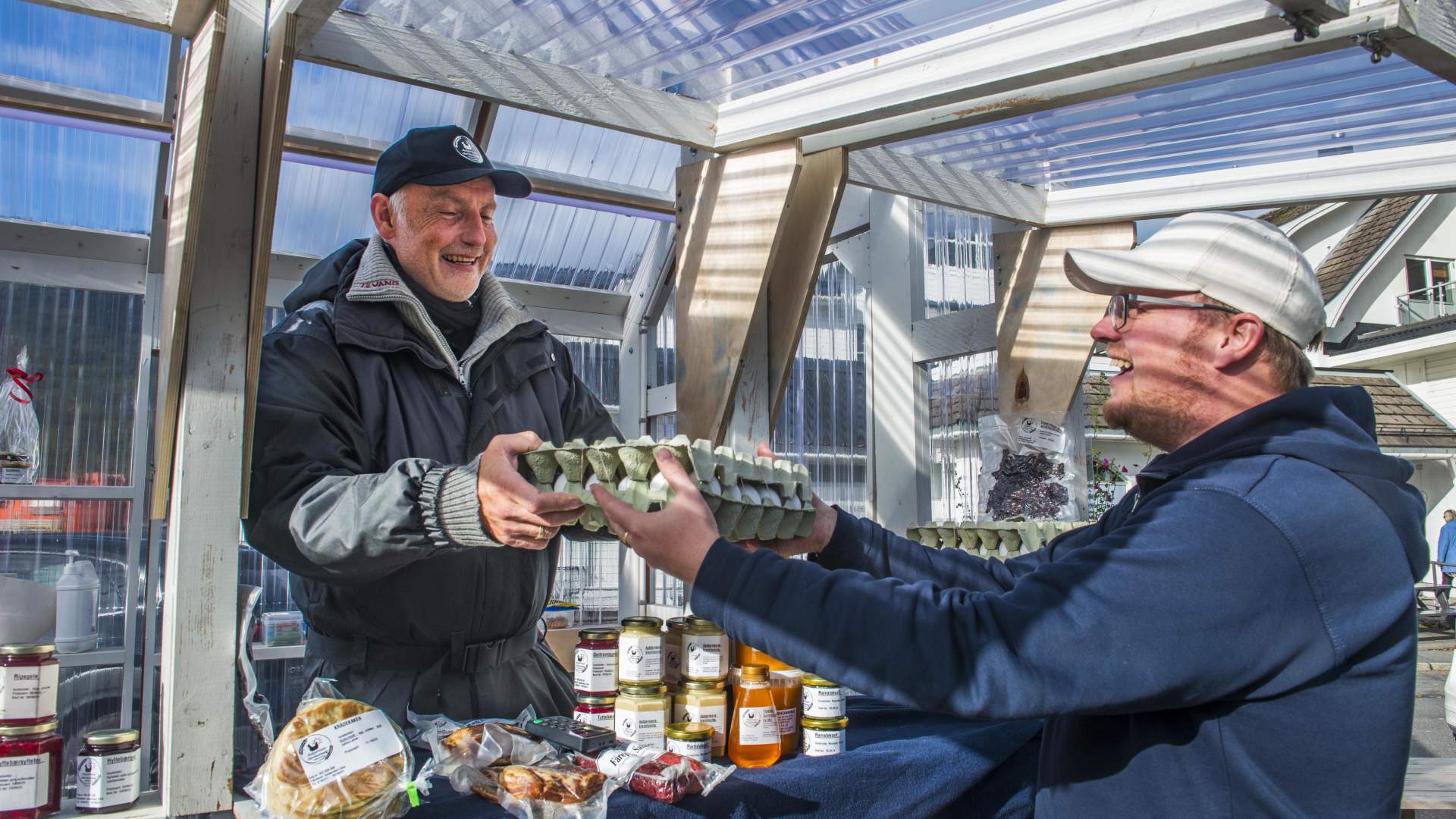 jarle-audestad-kjper-egg-av-daniel-asbjrnsen-p-torvet---asbjrnsen-bakeri-og-grdsutsalg---kvinesdal--