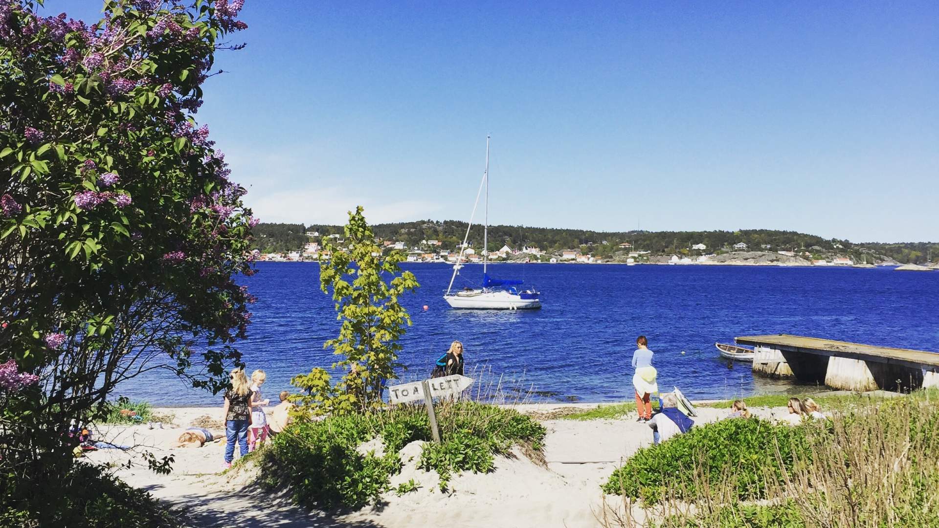 Stranden foran Merdø Kafé