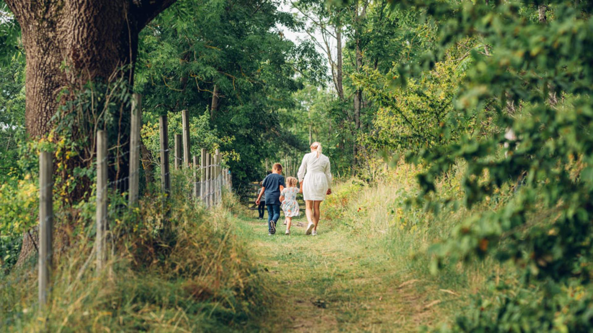mor-og-barn-på-kyststien_web
