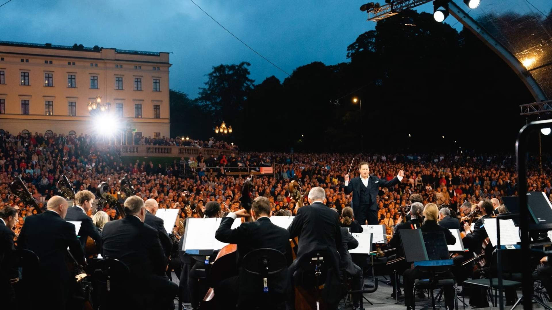 Outdoor concert at the Palace Square