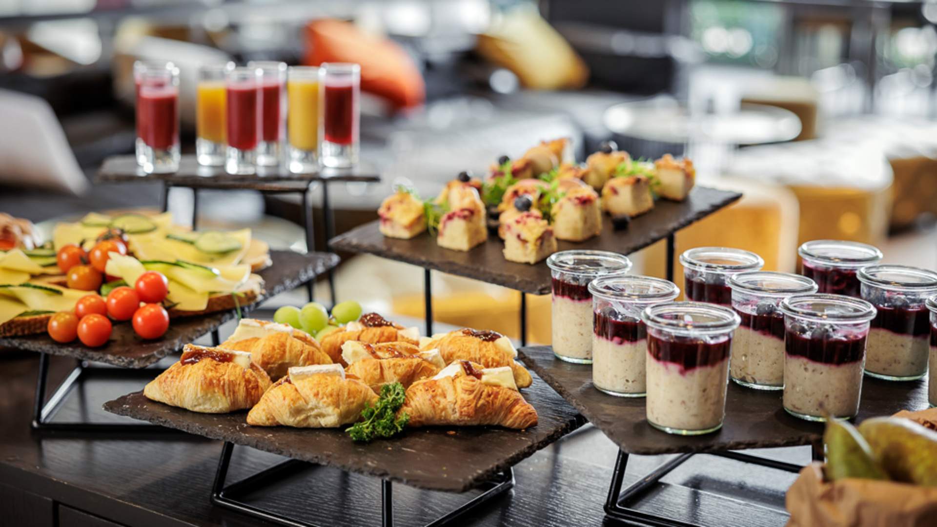 quality-break-morning-quality-hotel-entry