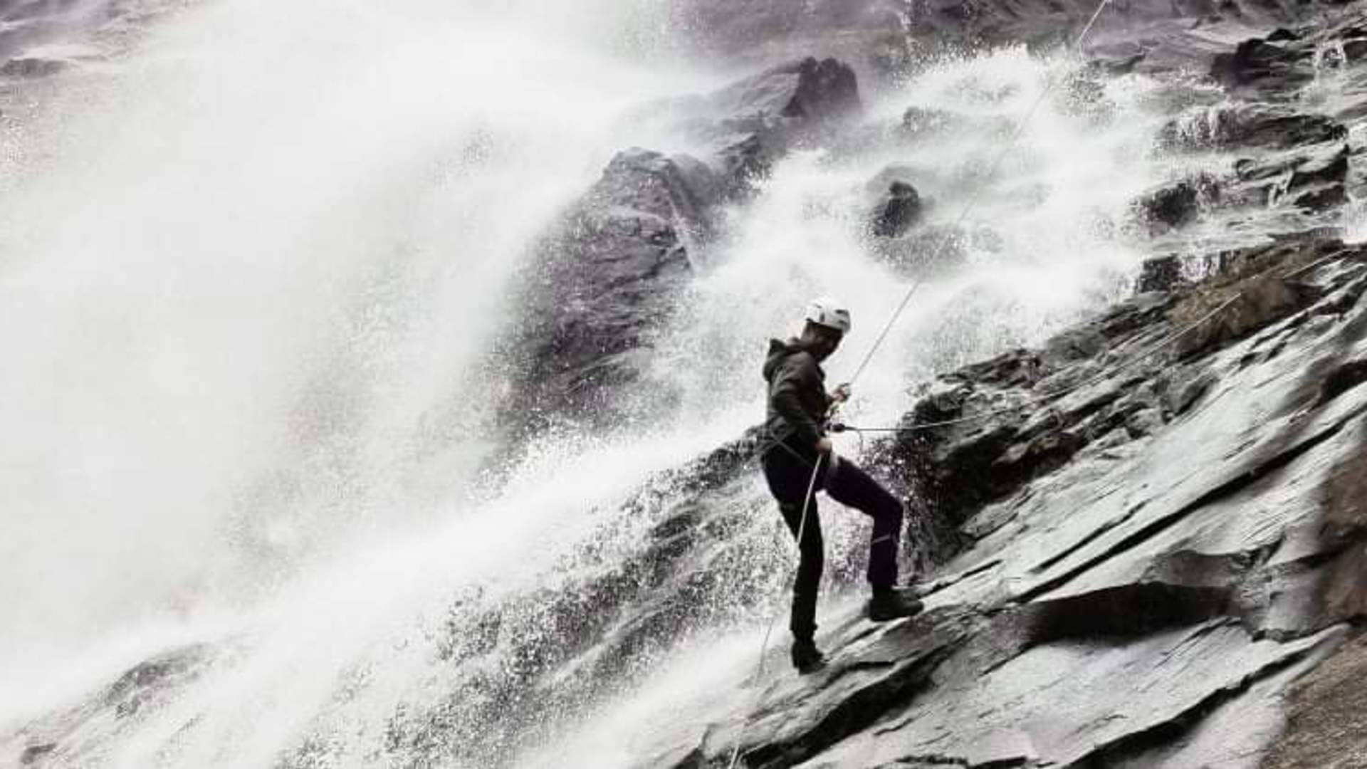 Rapellering nedover Reiårsfossen