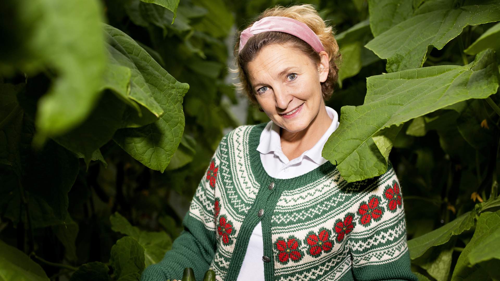 Anette med agurkkurv - Skarstad Gartneri