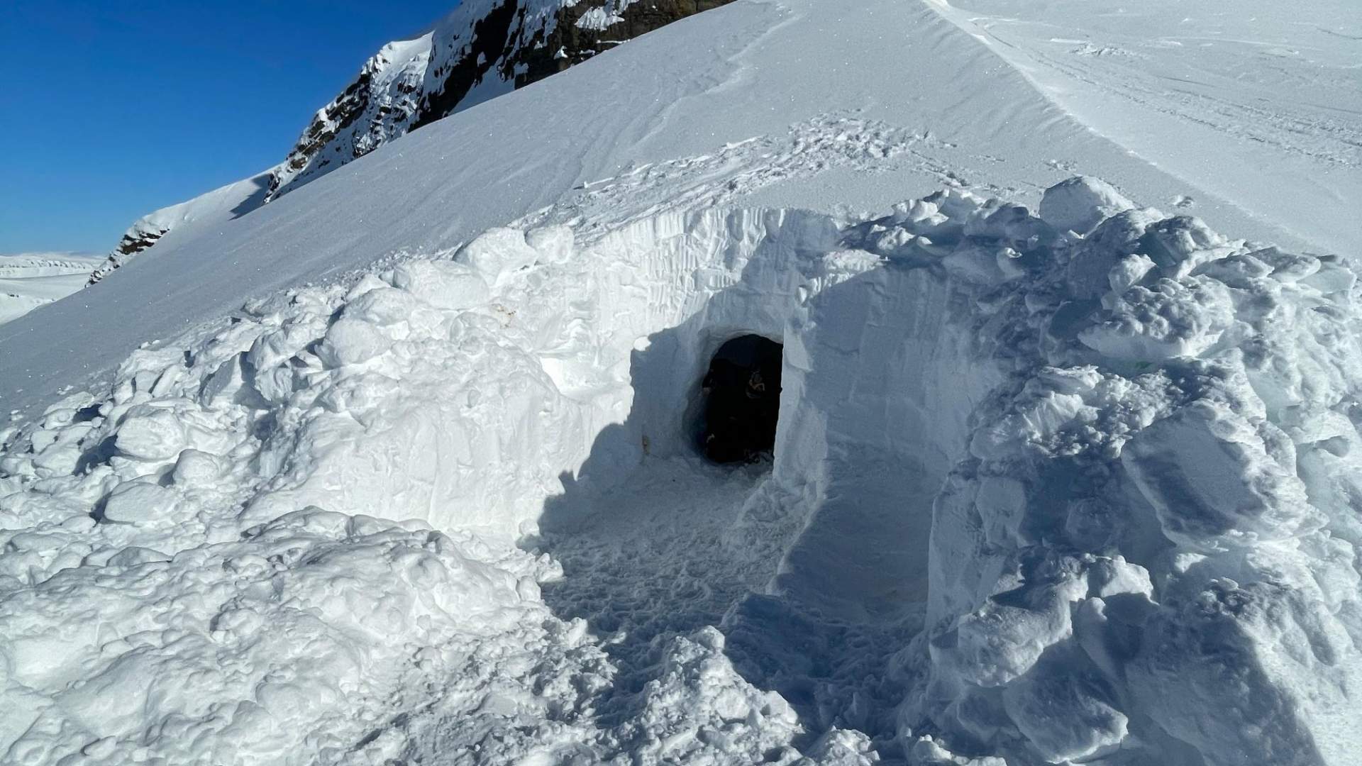 snowcave_camp