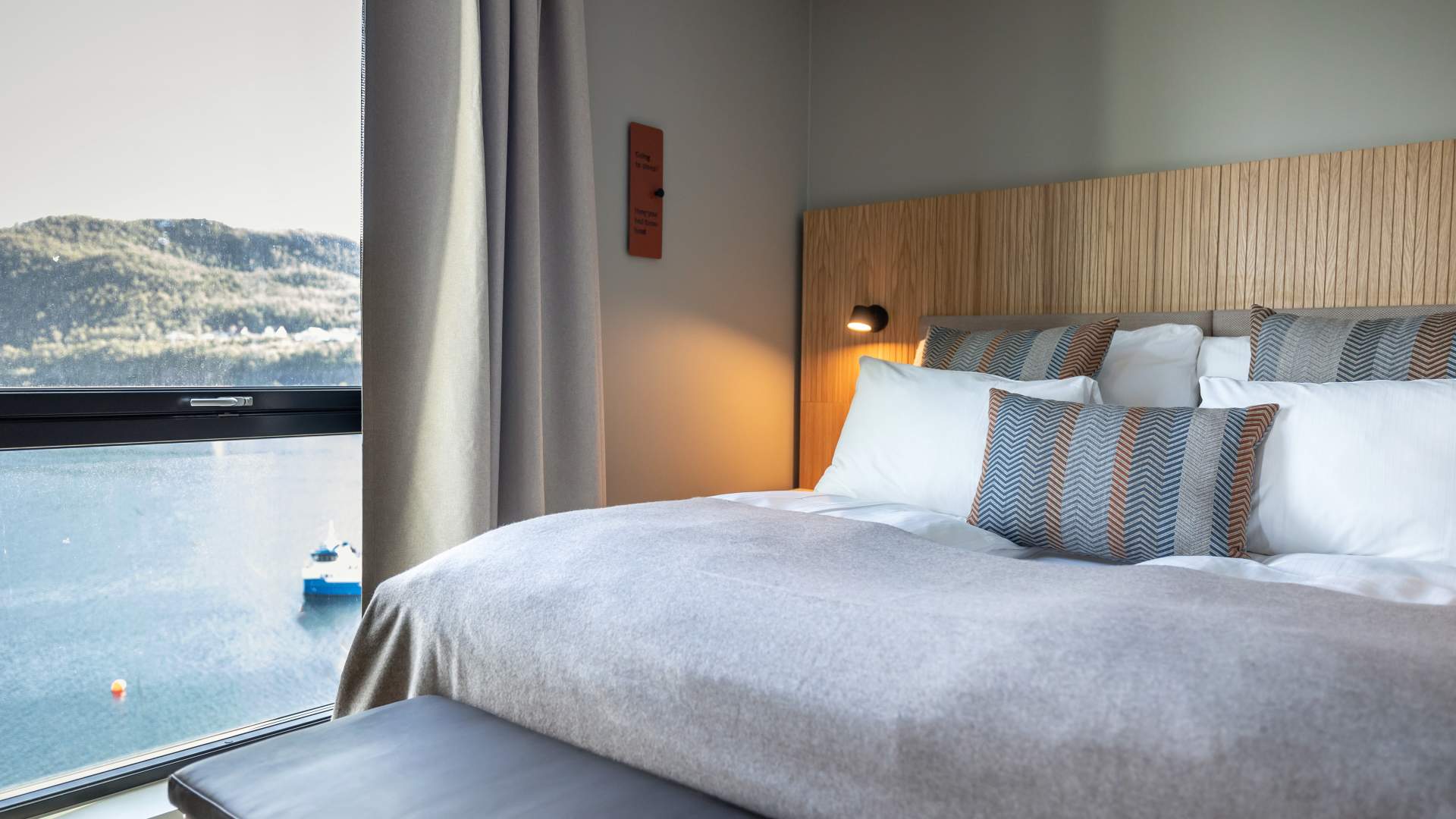 suite-bed-view-quality-hotel-harstad
