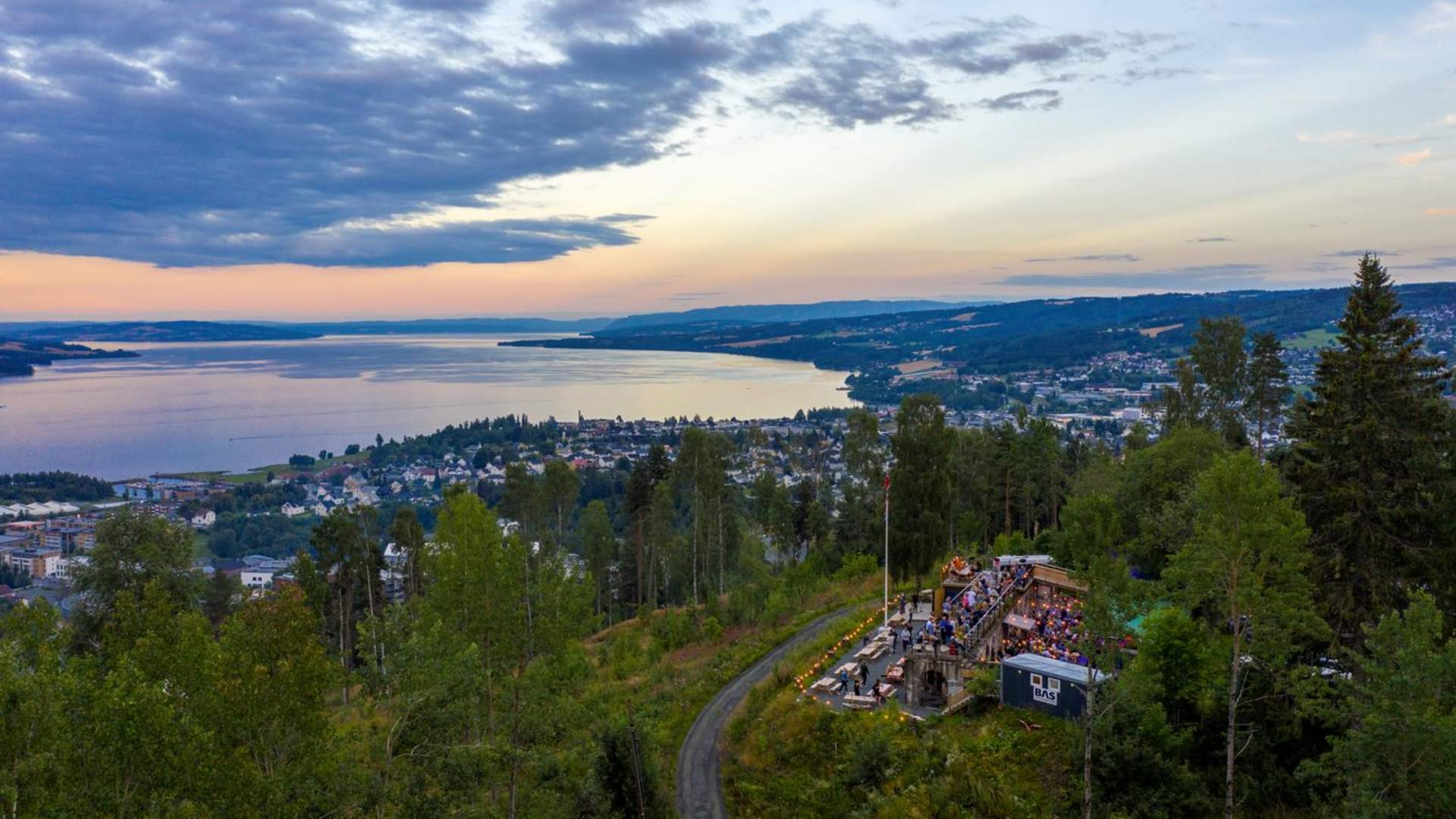 sveve over byen dronebilde
