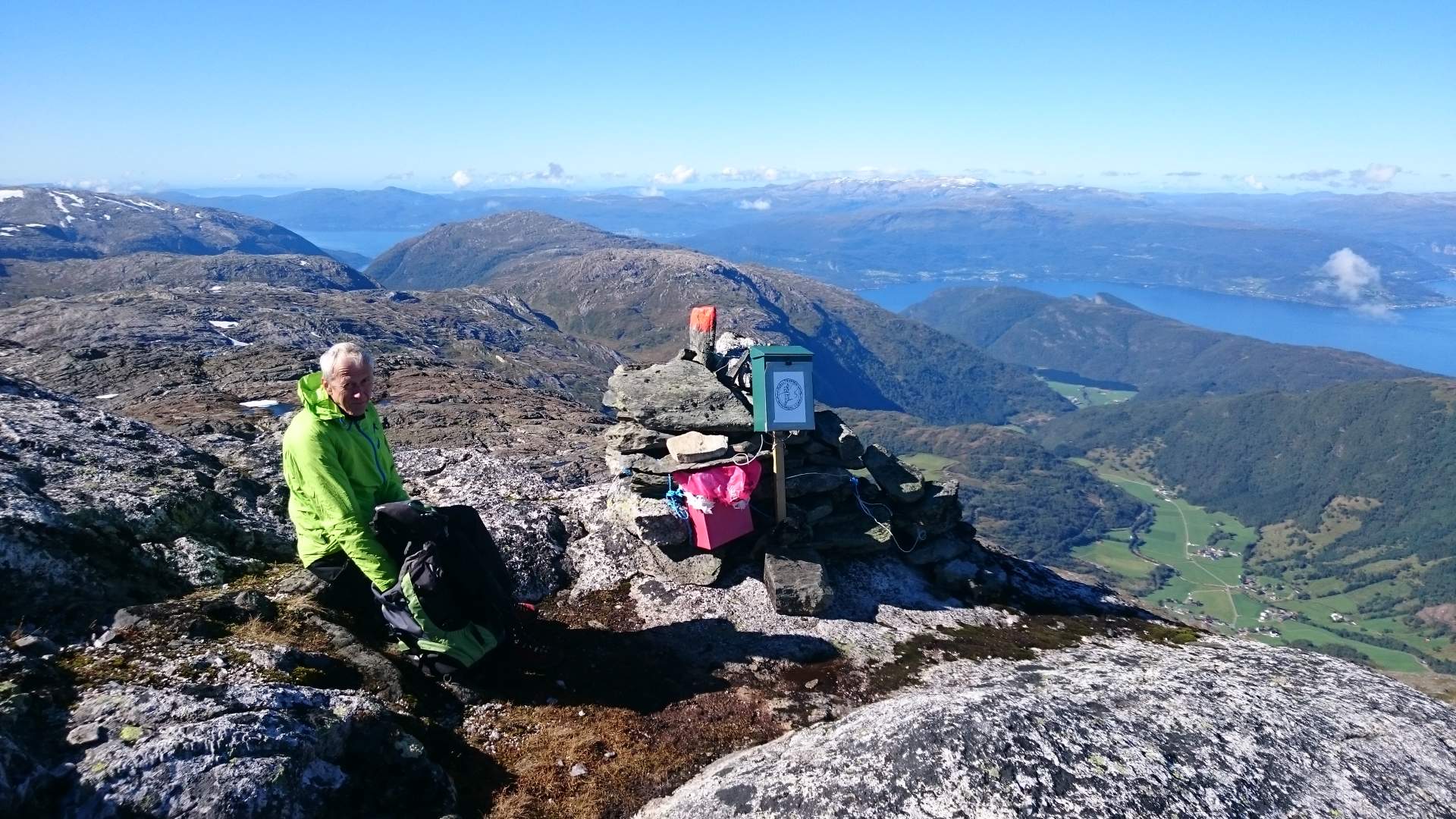 tur 28 nr 2 Saksaklepp Pa° toppen, Krossdalen til høgre - Steinar Smith