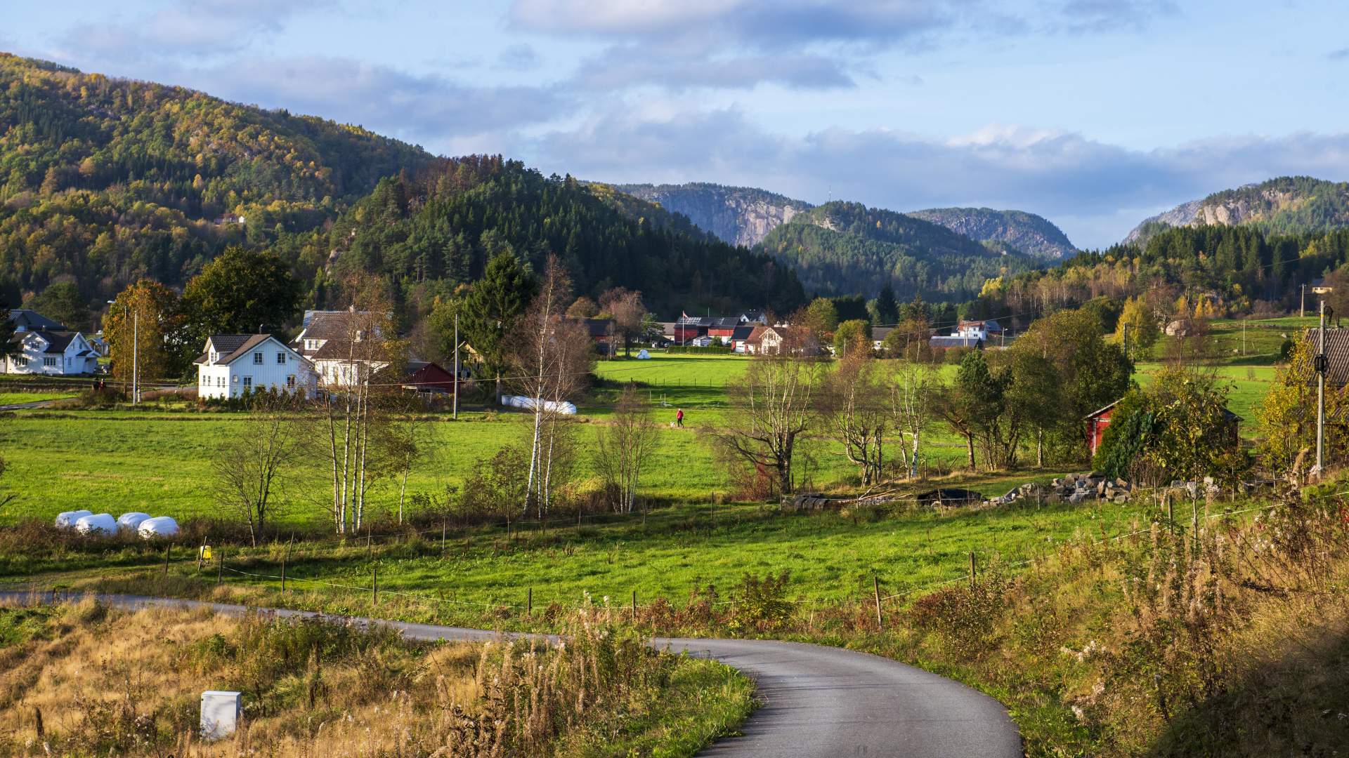 utsikt-innover-moisletta-fra-asbjrnsen-bakeri-og-grdsutsalg---kvinesdal---gjermund-glesnes_532800787