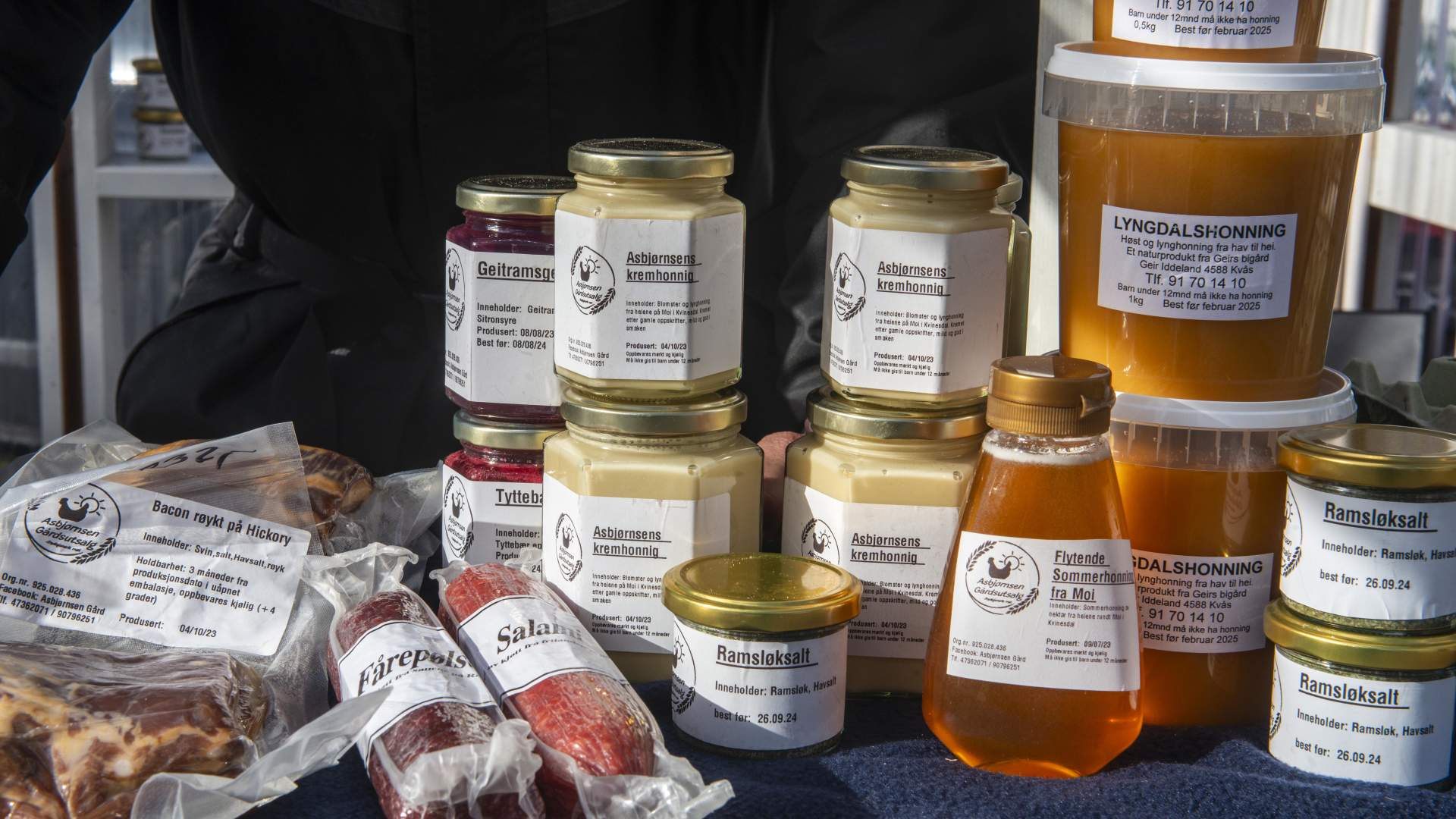 varer-i-torvboden-til-asbjrnsen-bakeri-og-grdsutsalg---kvinesdal---gjermund-glesnes_53279899563_o