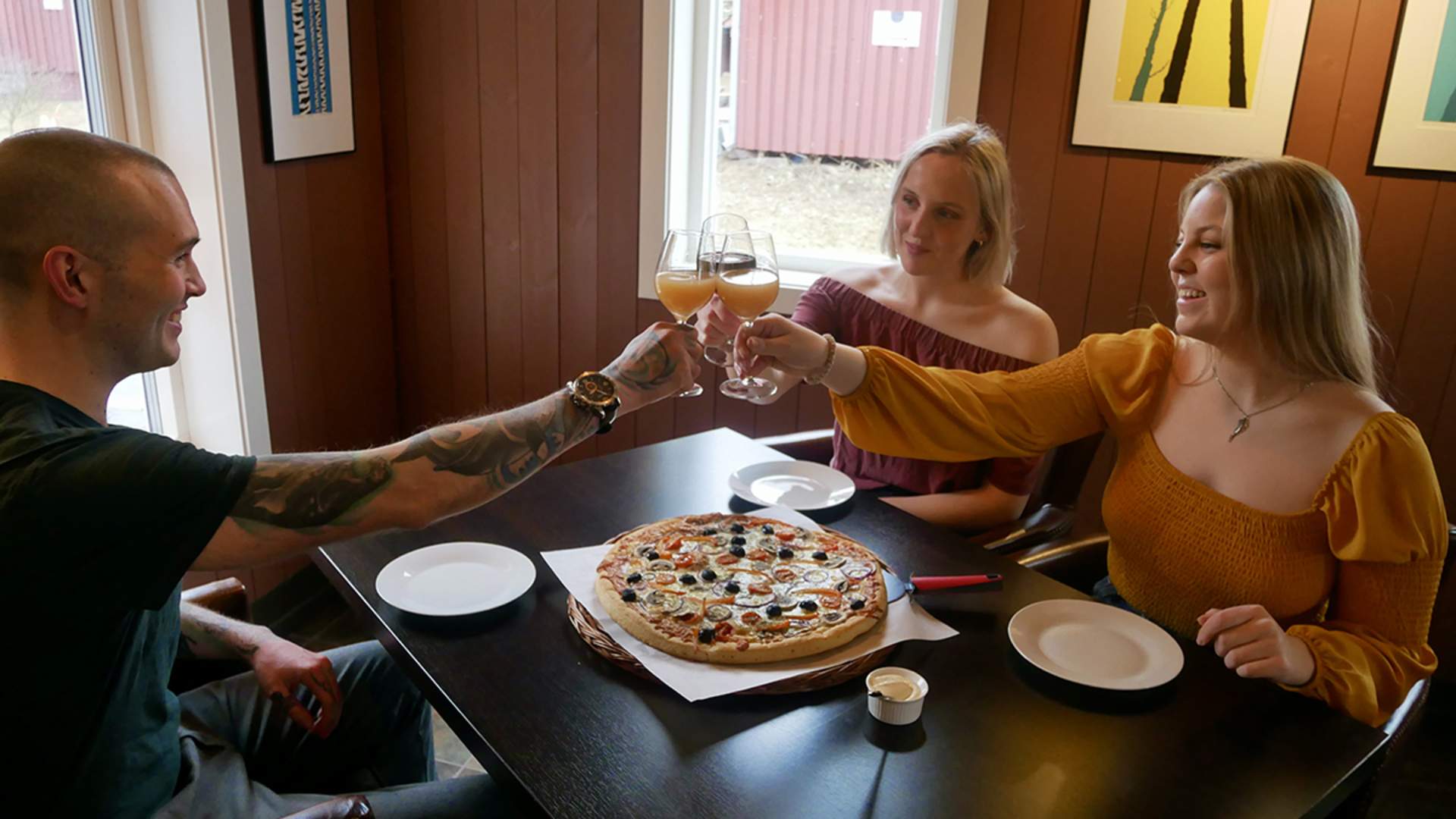 venner spiser pizza