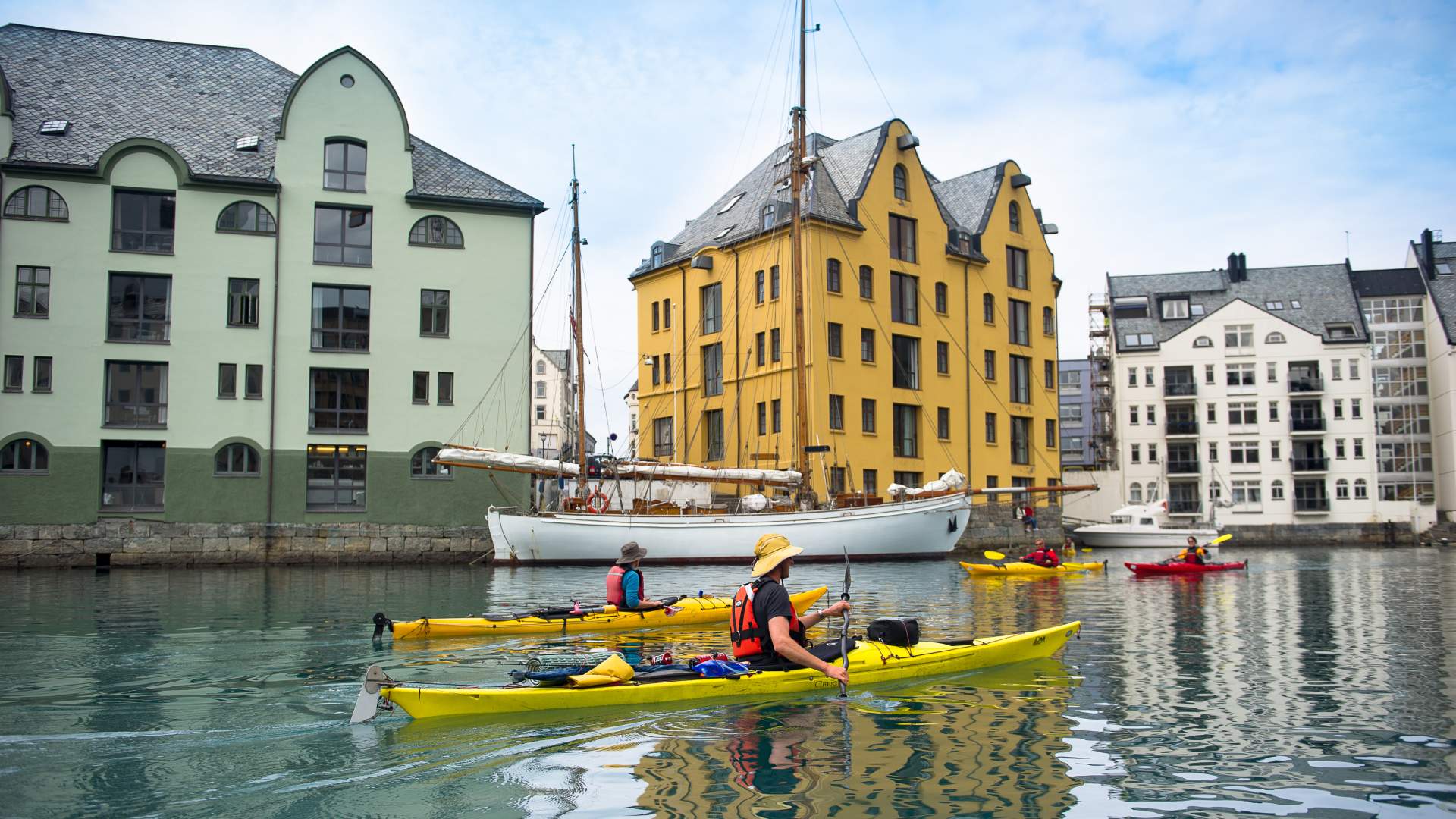Family Tour in Ålesund by Kayak