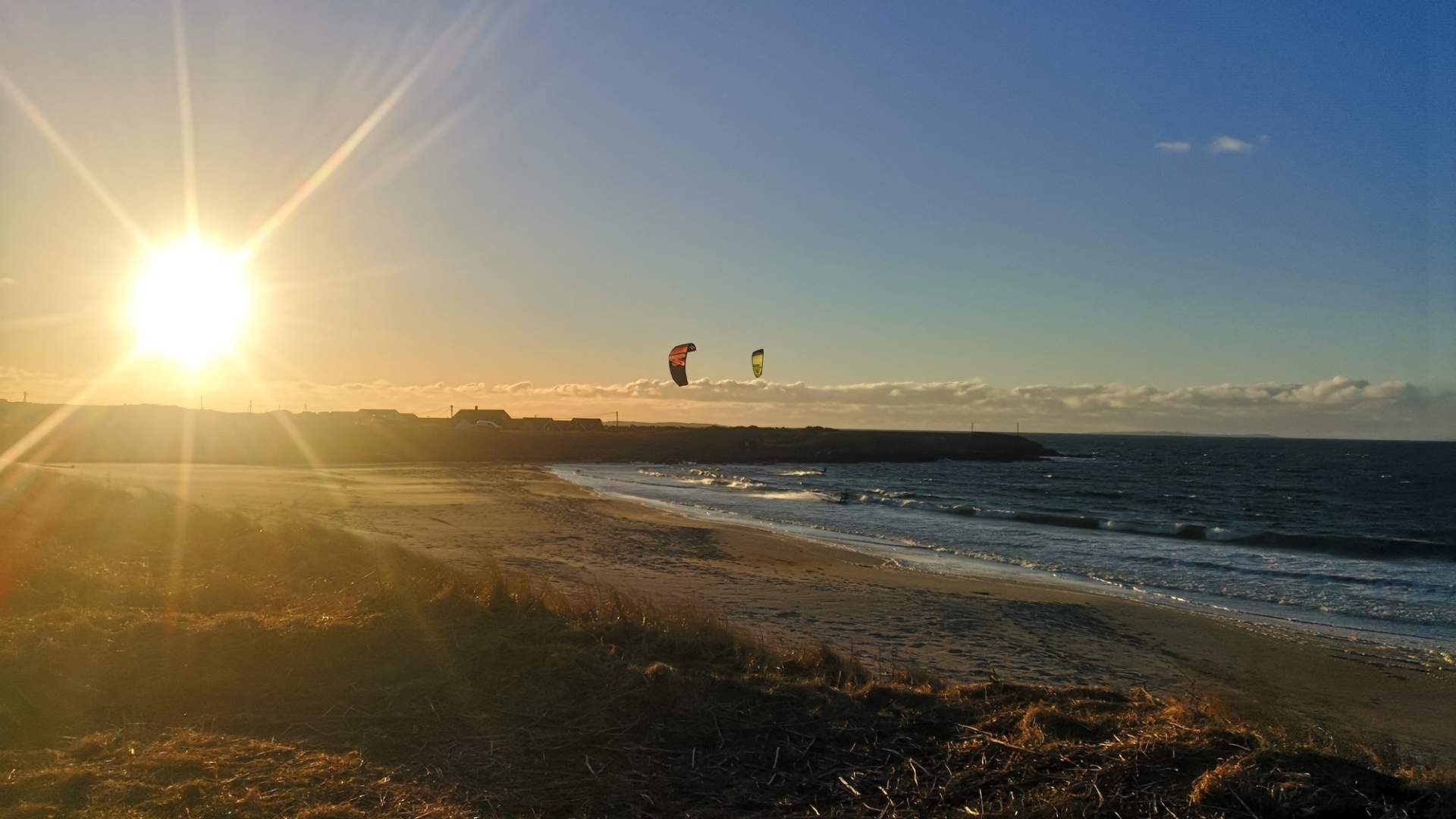 Surfing og kiting på Karmøystrendene