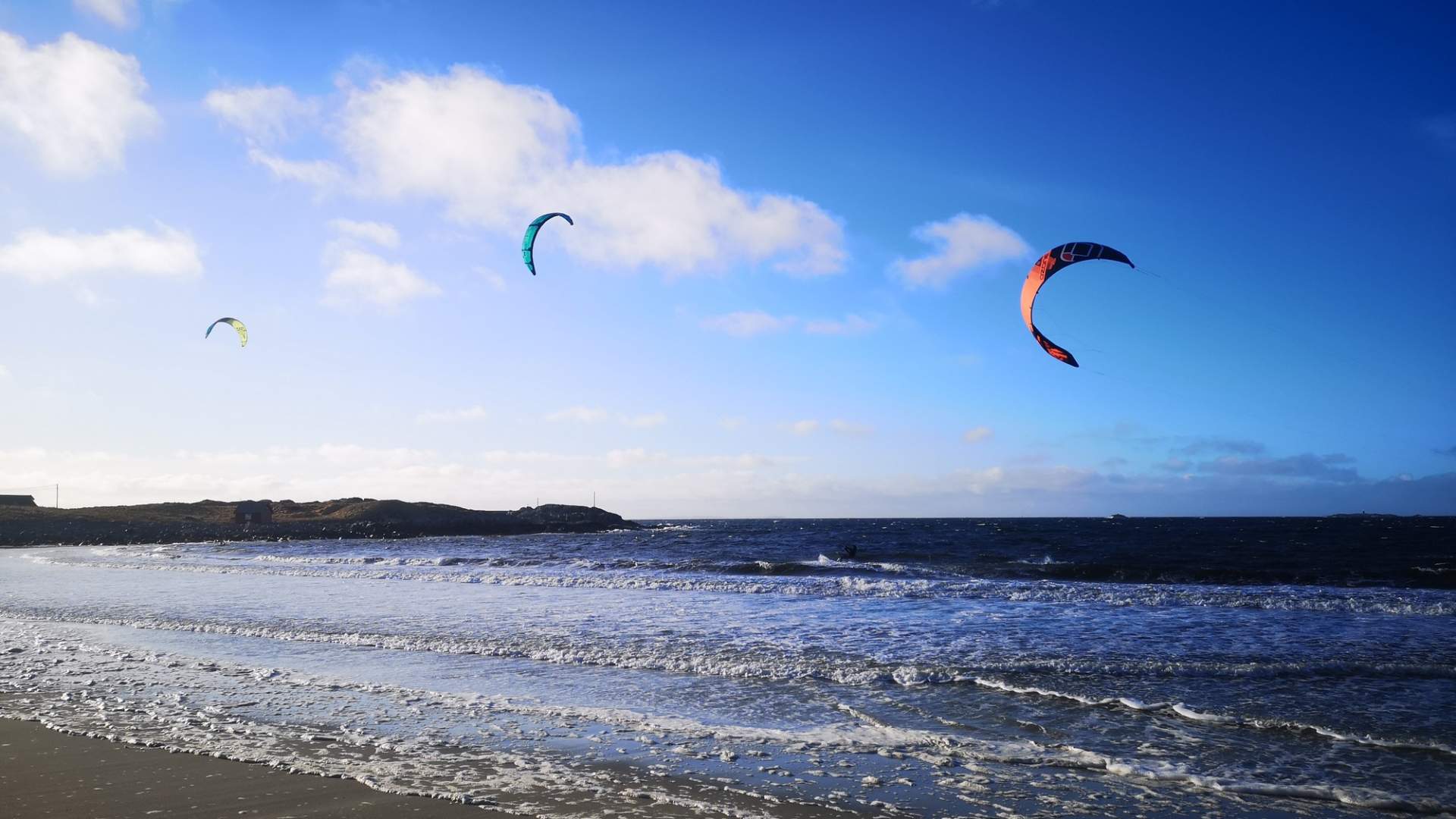 Surfing og kiting på Karmøystrendene