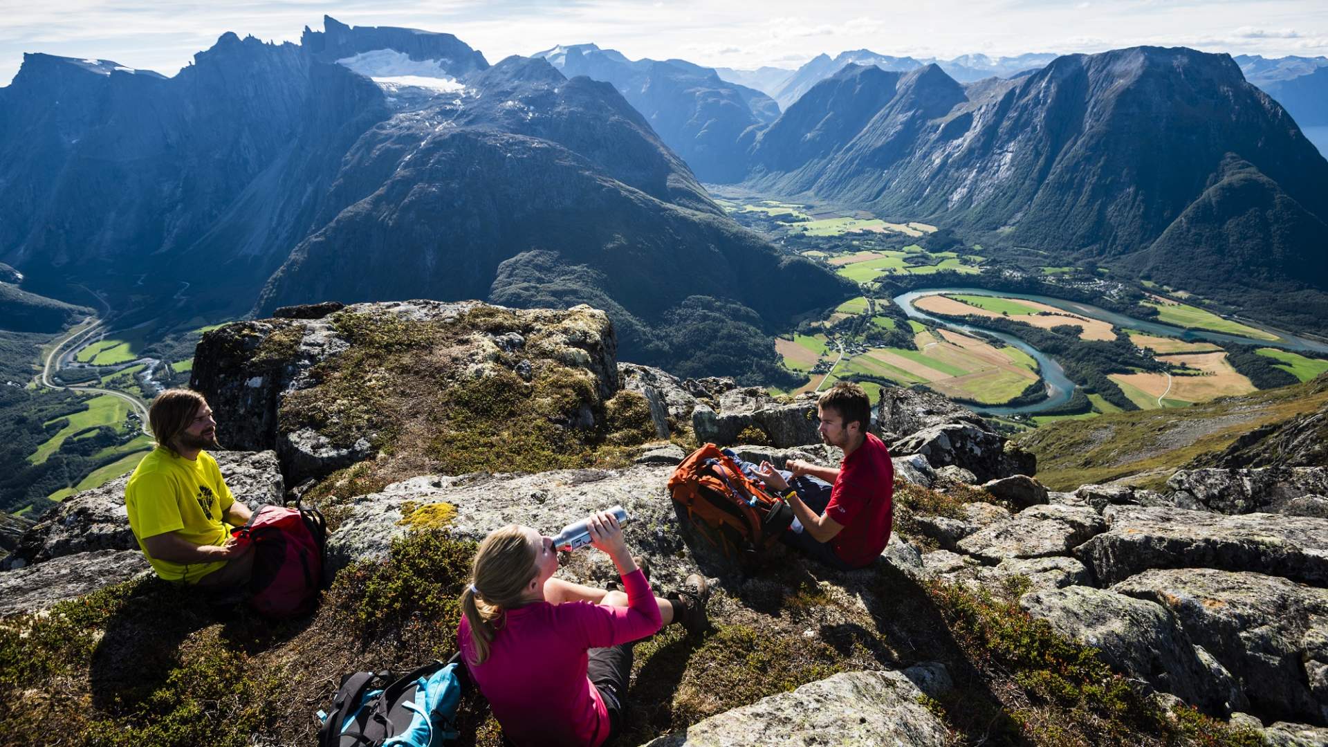 Romsdalseggen i solnedgang med Hotel Aak