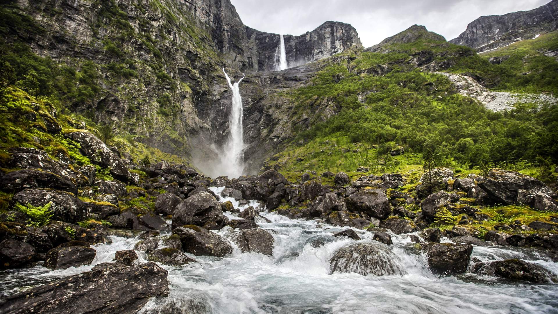 Walk up to the Mardalsfossen waterfall