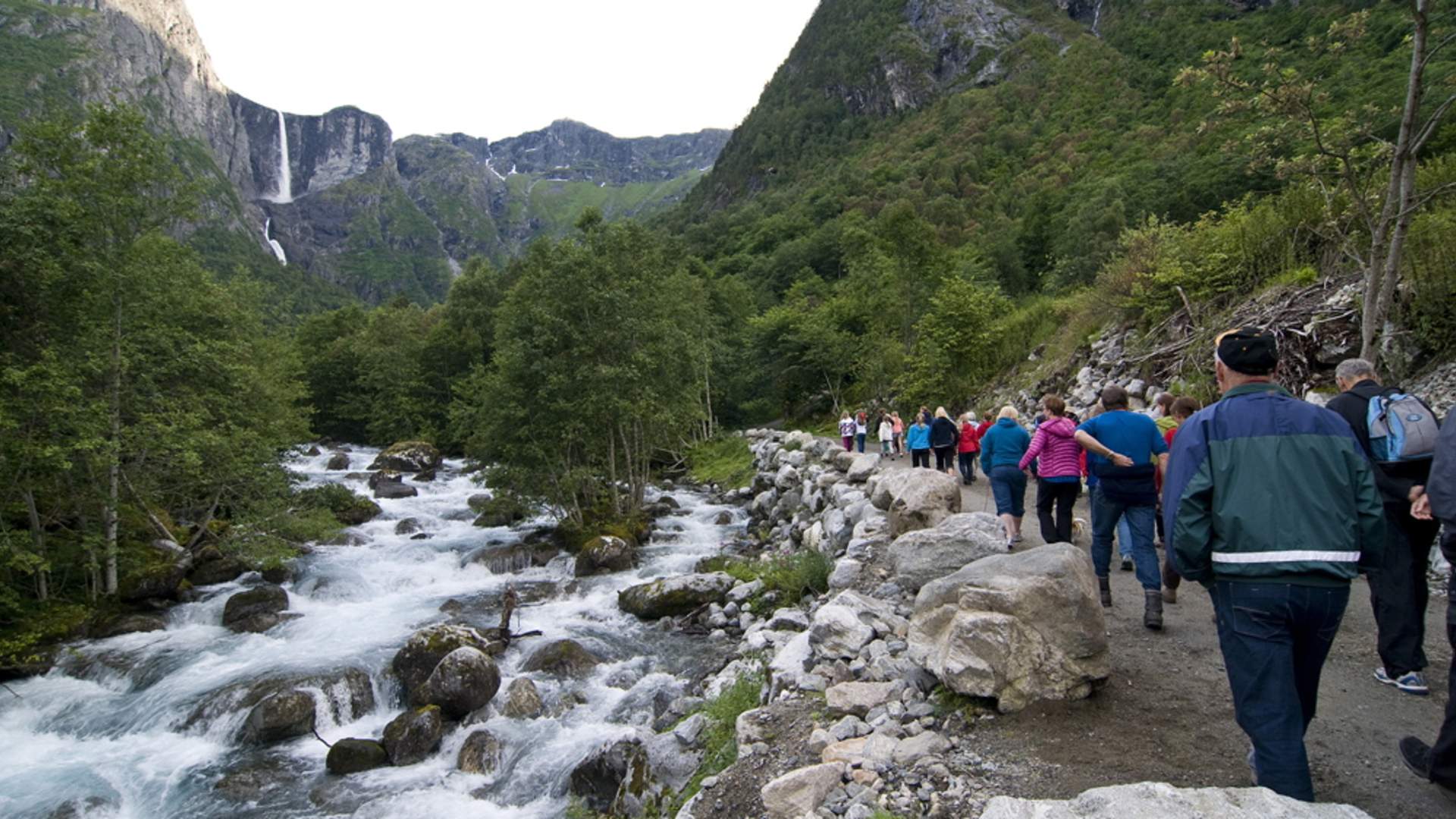 Wanderung zum Wasserfall Mardalsfossen