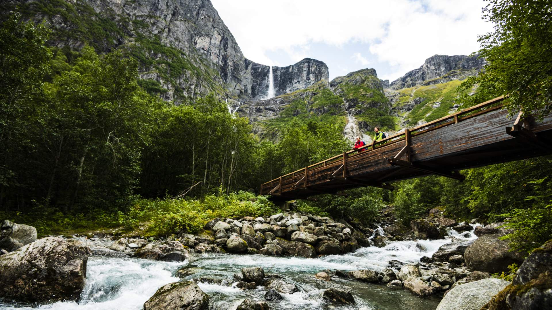 Walk up to the Mardalsfossen waterfall