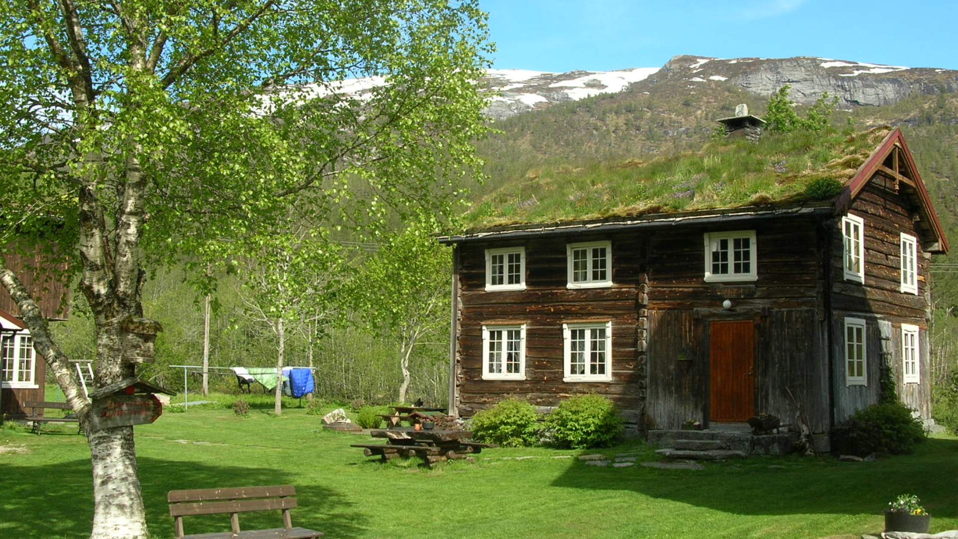 Guided Hiking in Trollheimen with Contrast Adventure