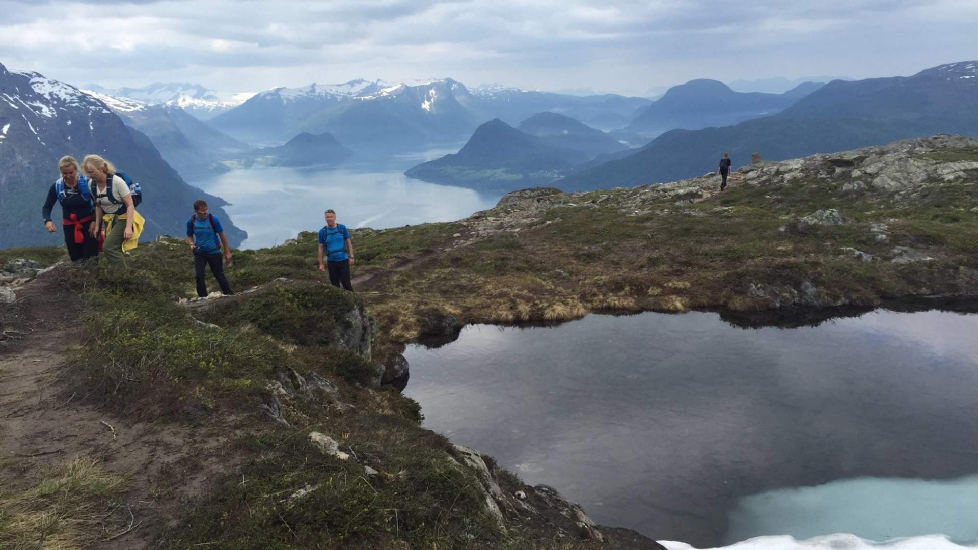 Guided hike over Romsdalseggen with Norsk Tindesenter
