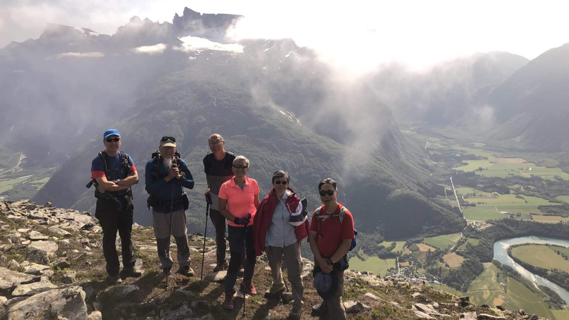 Guided hike over Romsdalseggen with Norsk Tindesenter