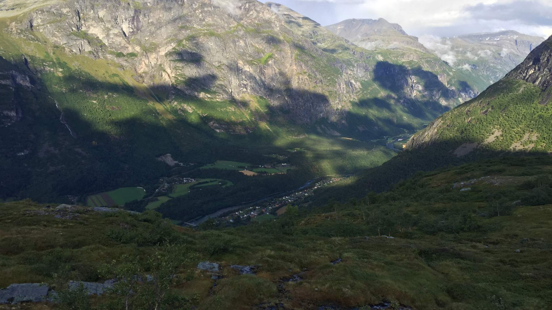Hiking to Åsbrona, Sunndal