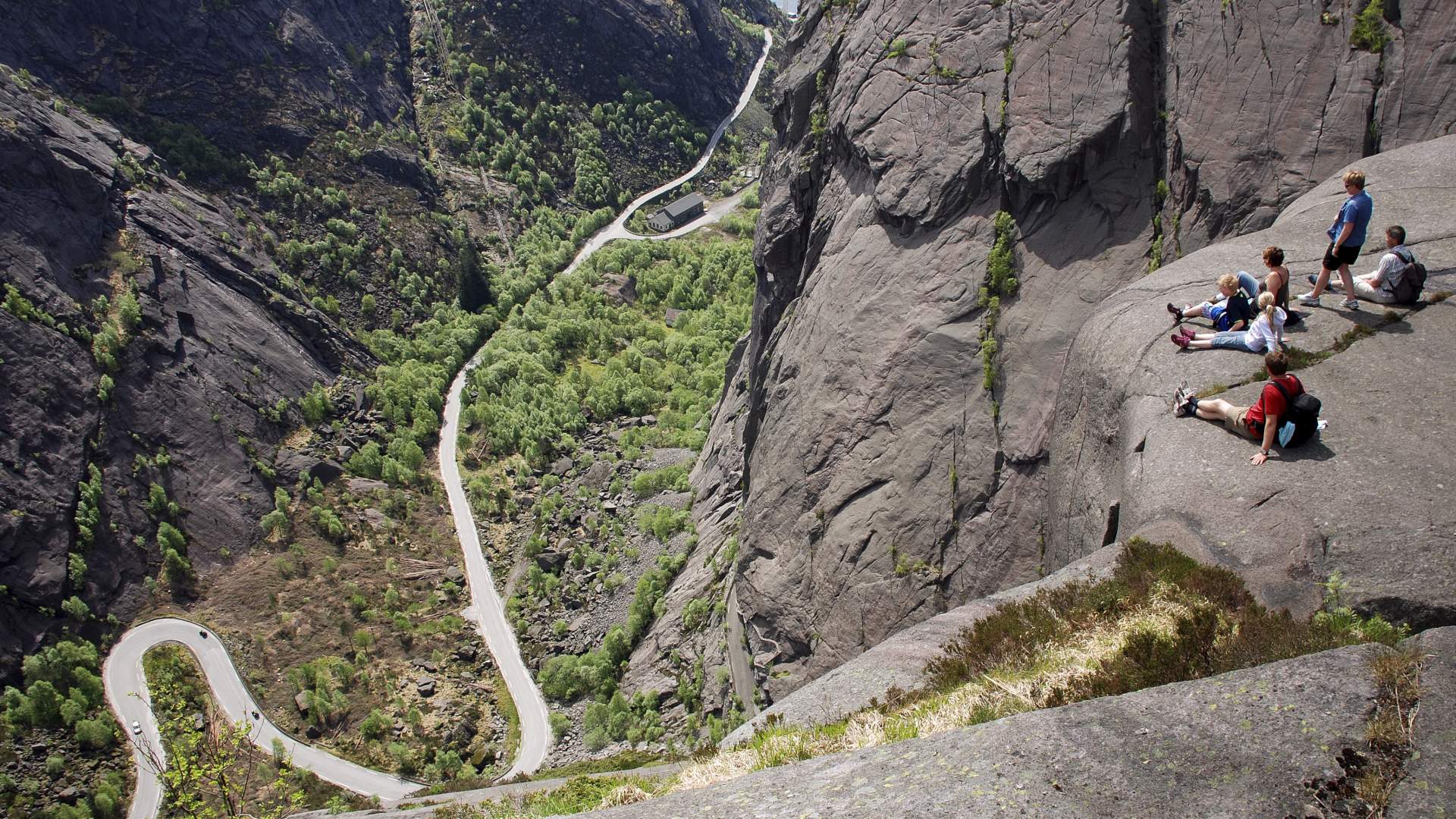 Roundtrip by electric car