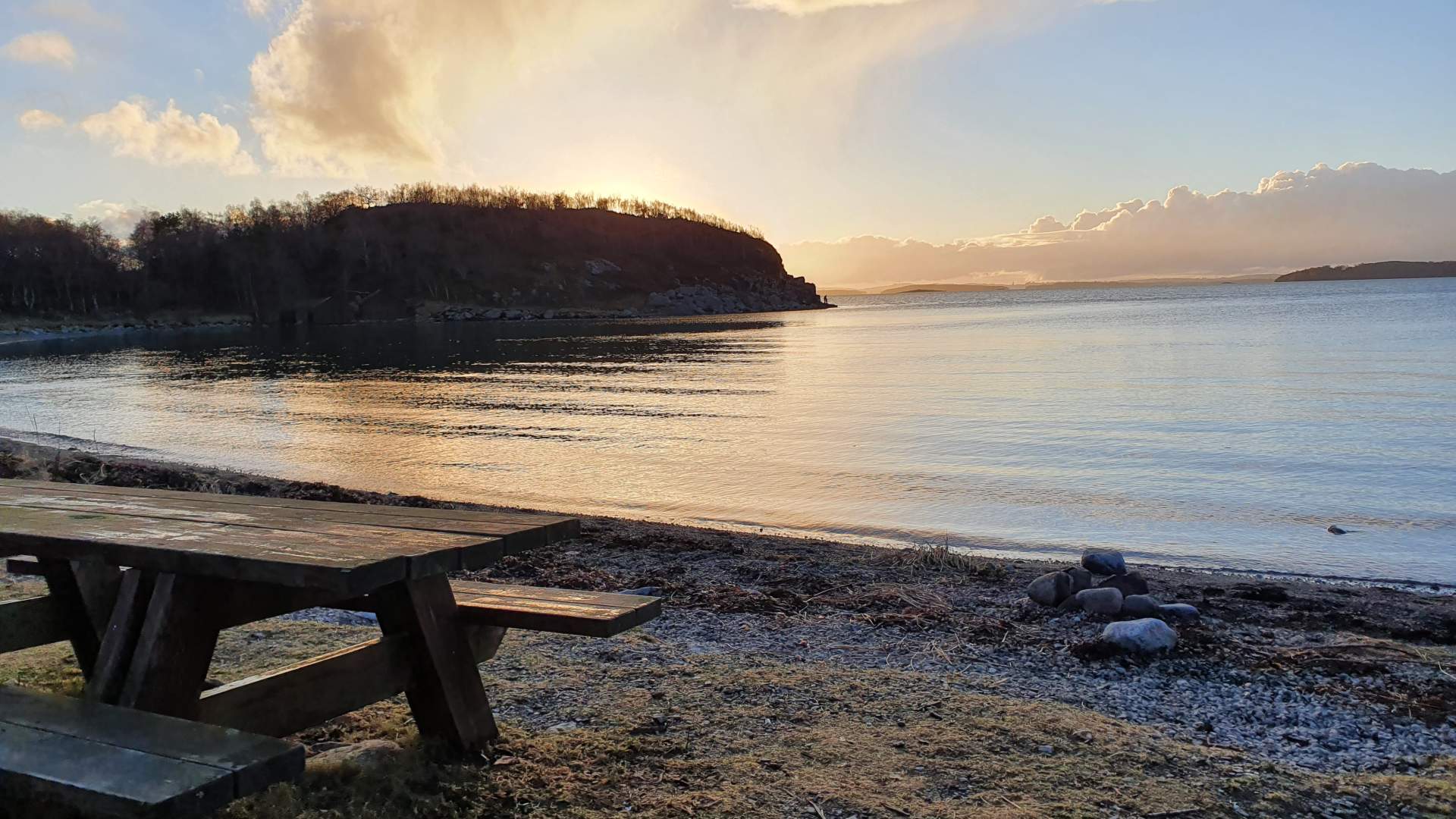 Fra Solbakk til badeplassene Strandastøa eller Kuviga