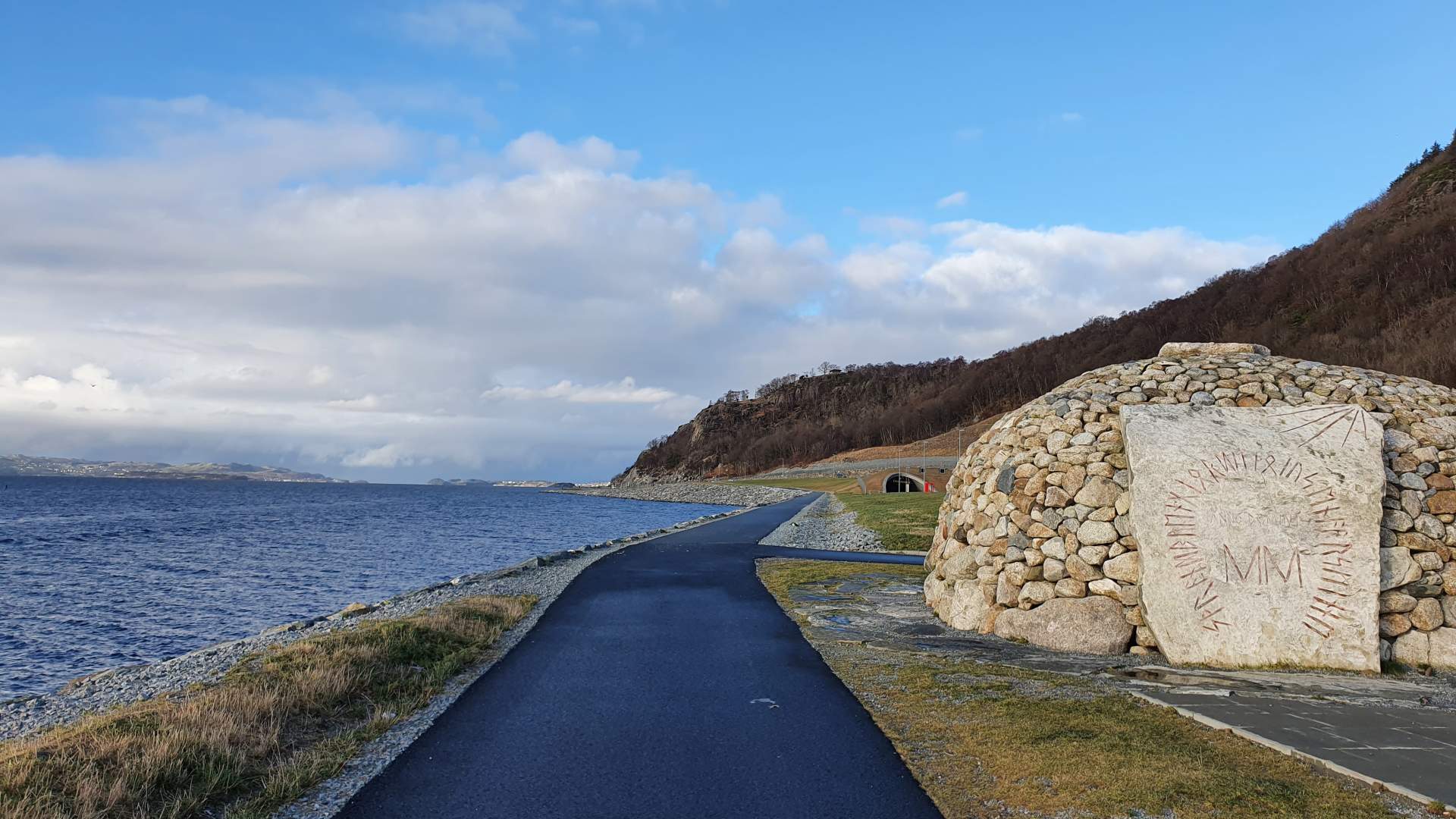 Fra Solbakk til badeplassene Strandastøa eller Kuviga