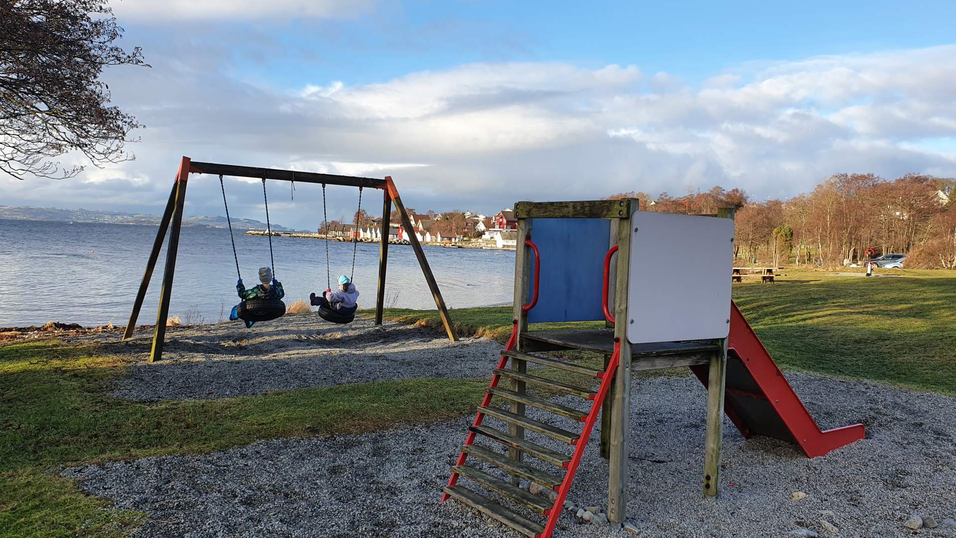 Fra Solbakk til badeplassene Strandastøa eller Kuviga