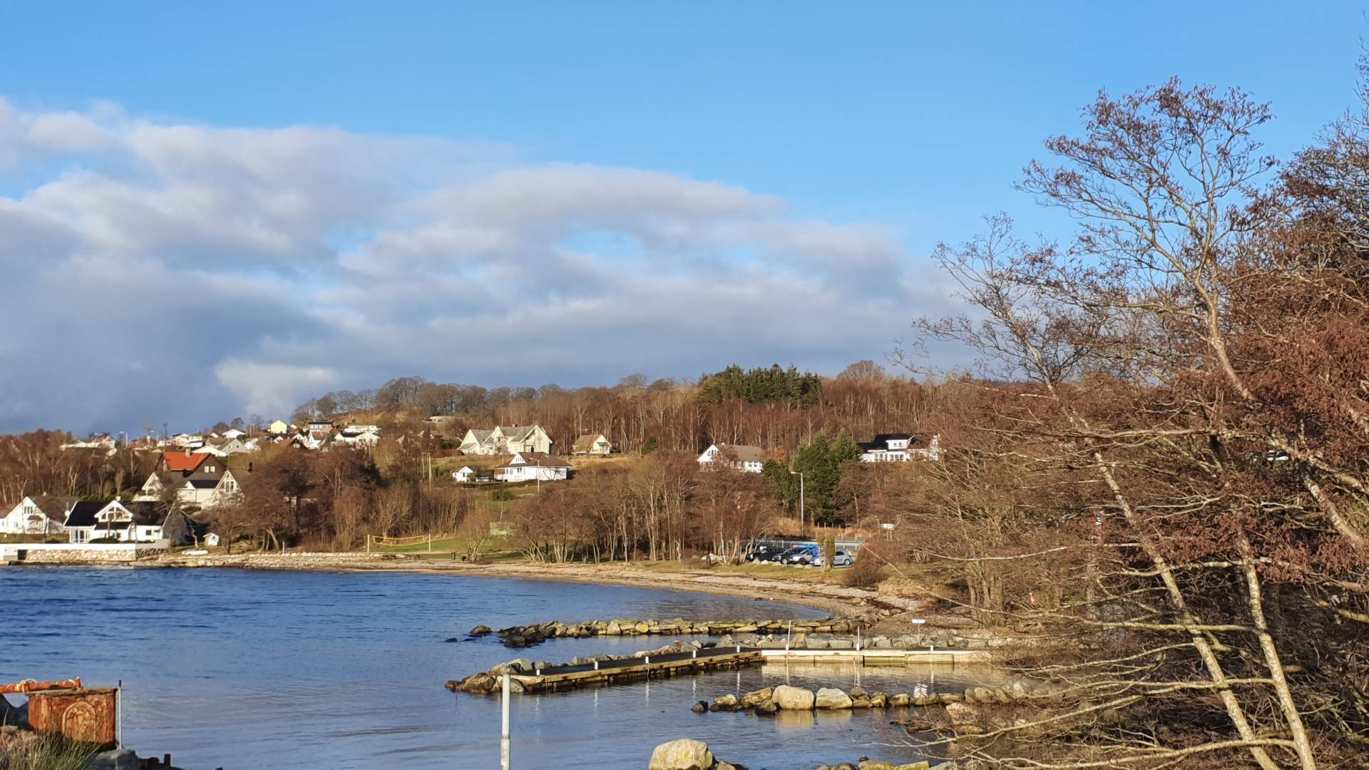 Fra Solbakk til badeplassene Strandastøa eller Kuviga