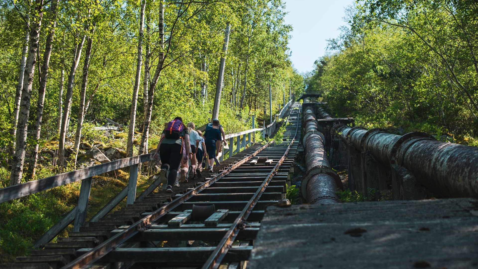 Fjelltur til Flørlitrappene og Rallarstien i Lysefjorden