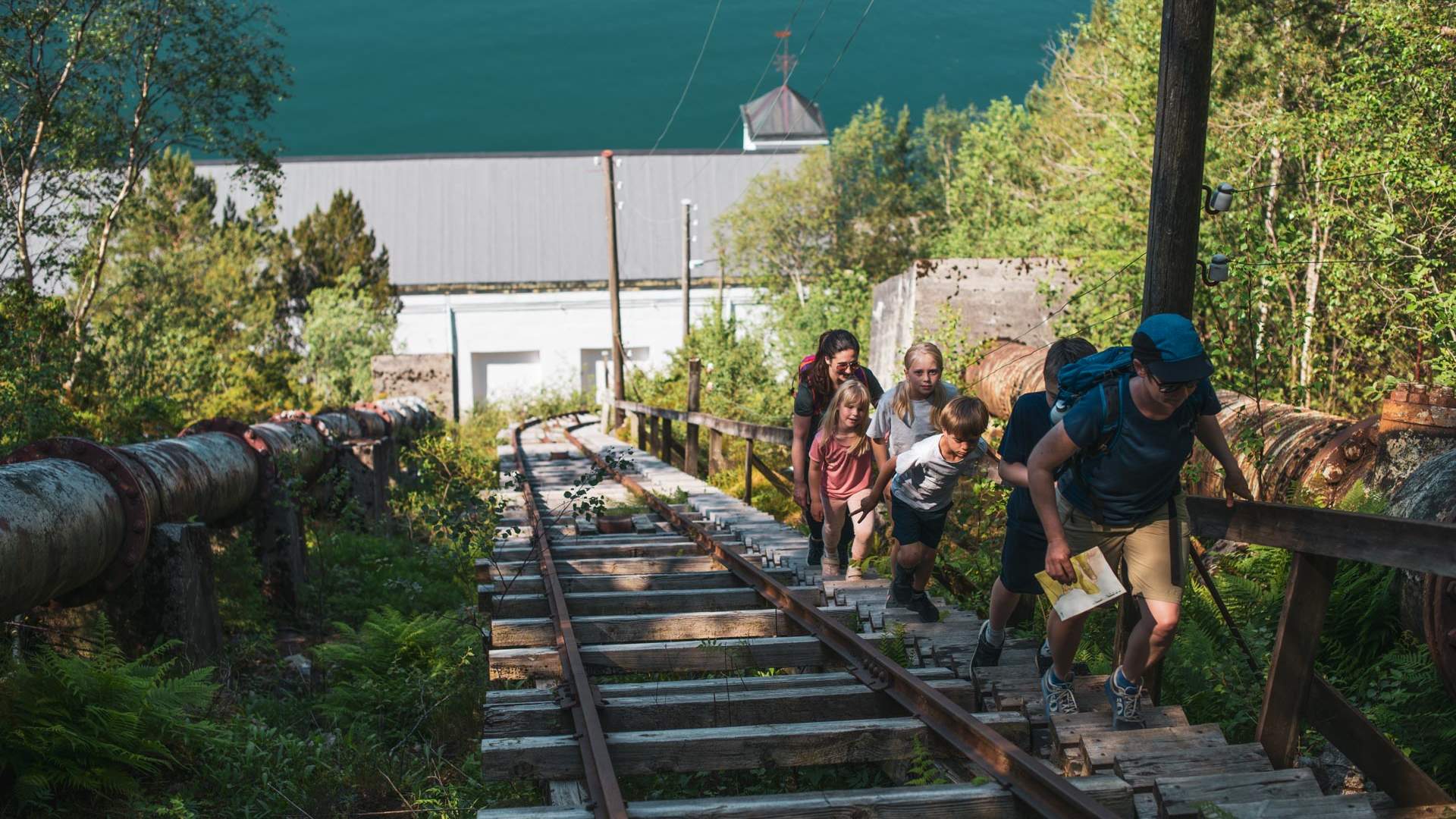 Fjelltur til Flørlitrappene og Rallarstien i Lysefjorden