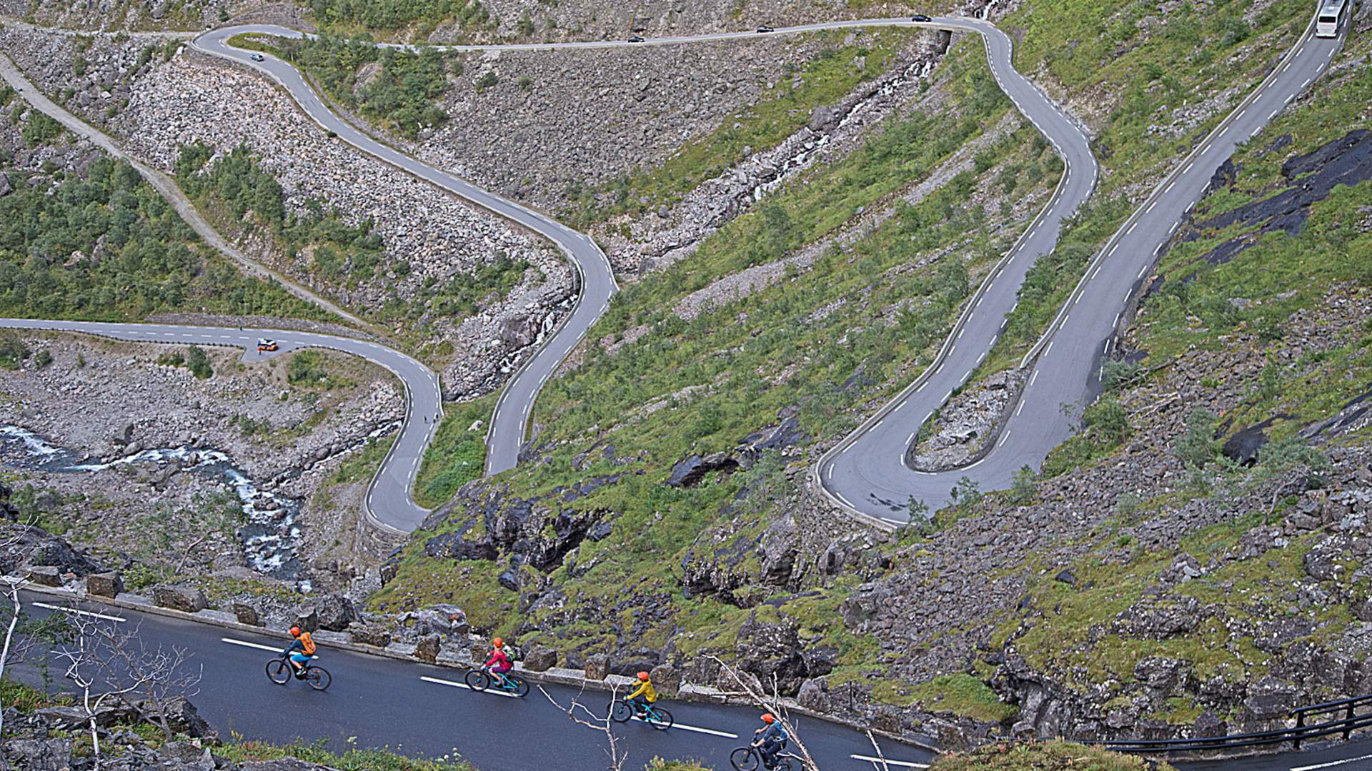 Romsdalseggen & El-sykkel til Trollstigen med Hotel Aak