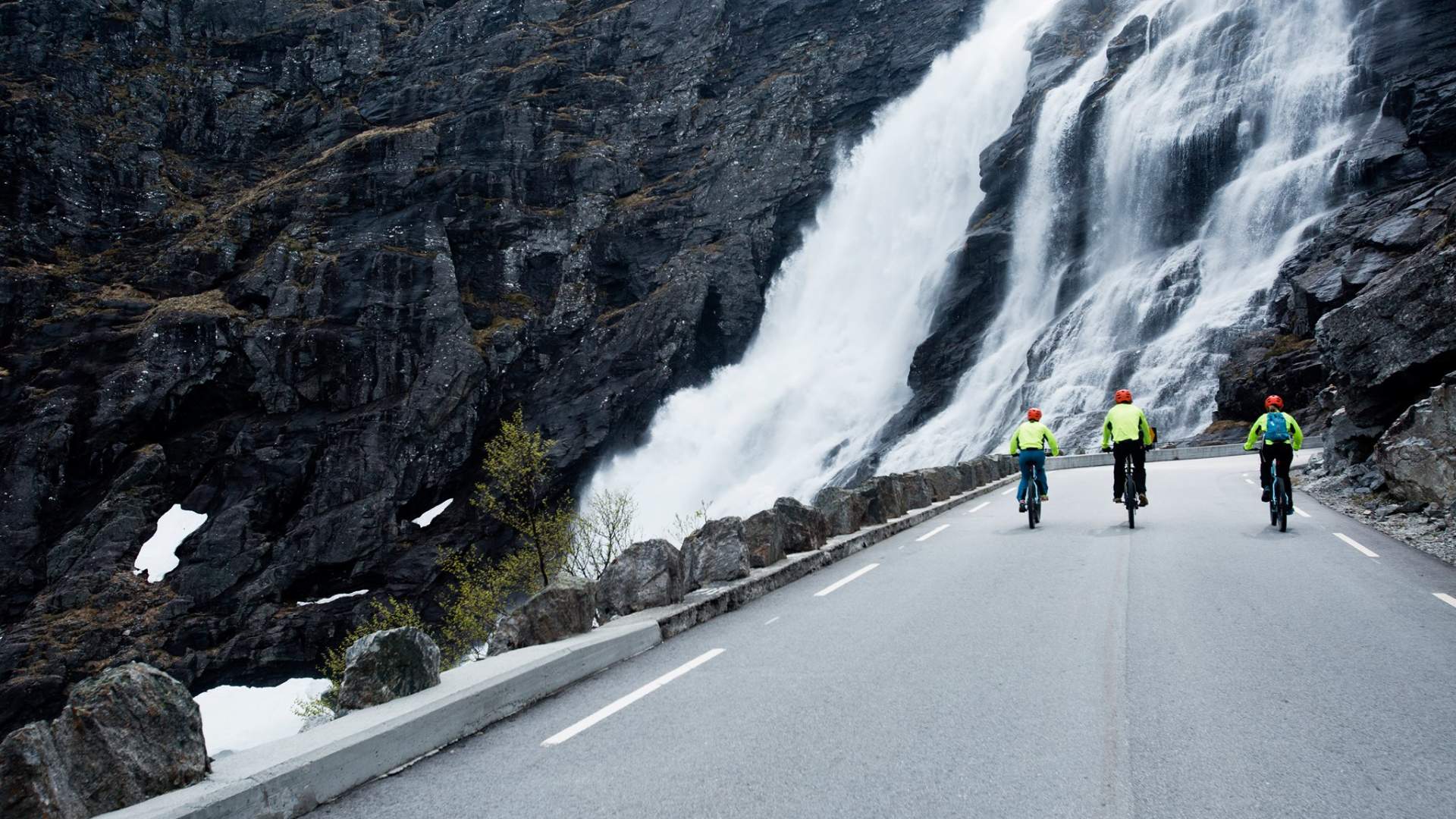 Romsdalseggen & El-sykkel til Trollstigen med Hotel Aak