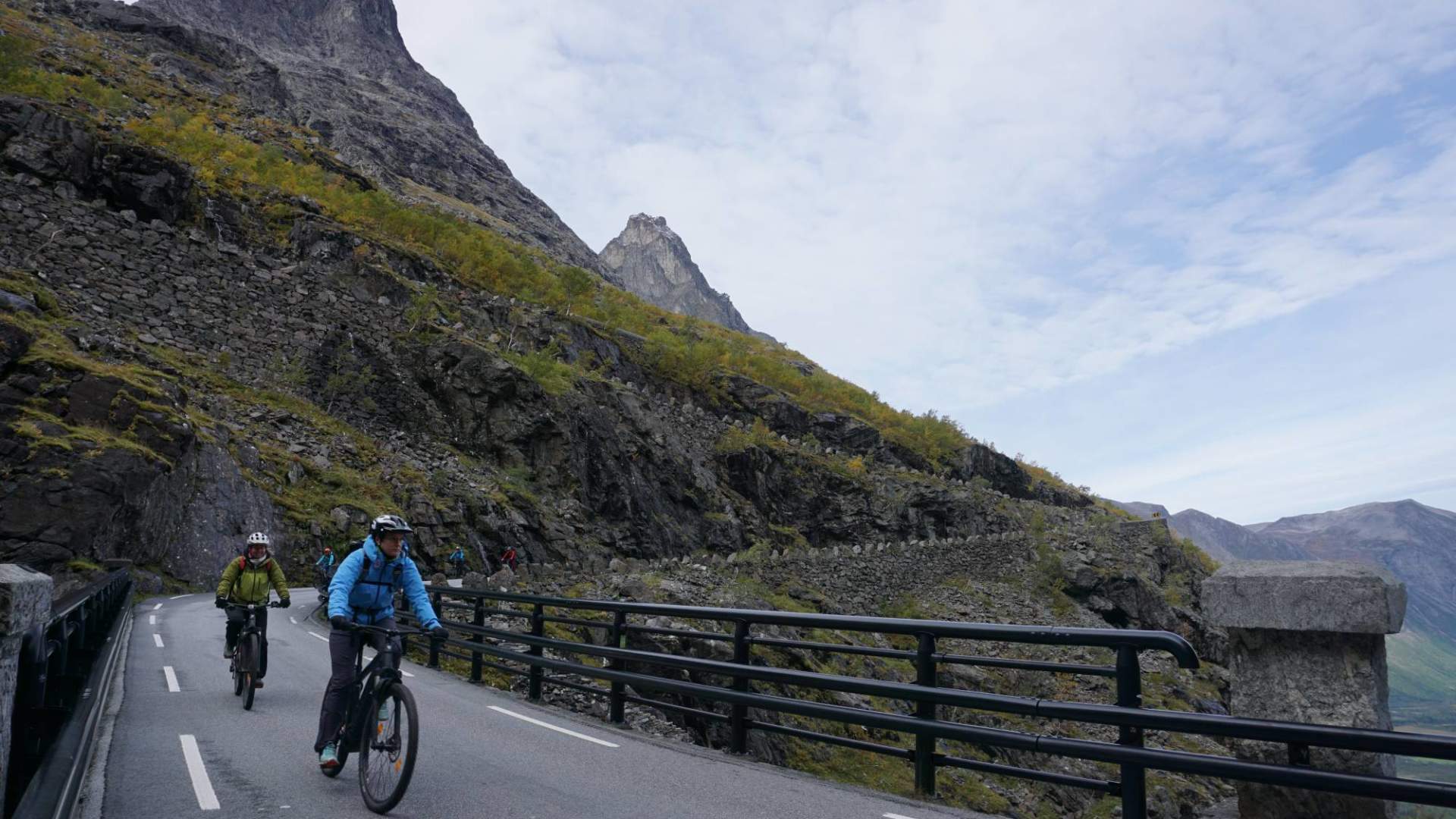 Romsdalseggen & El-sykkel til Trollstigen med Hotel Aak