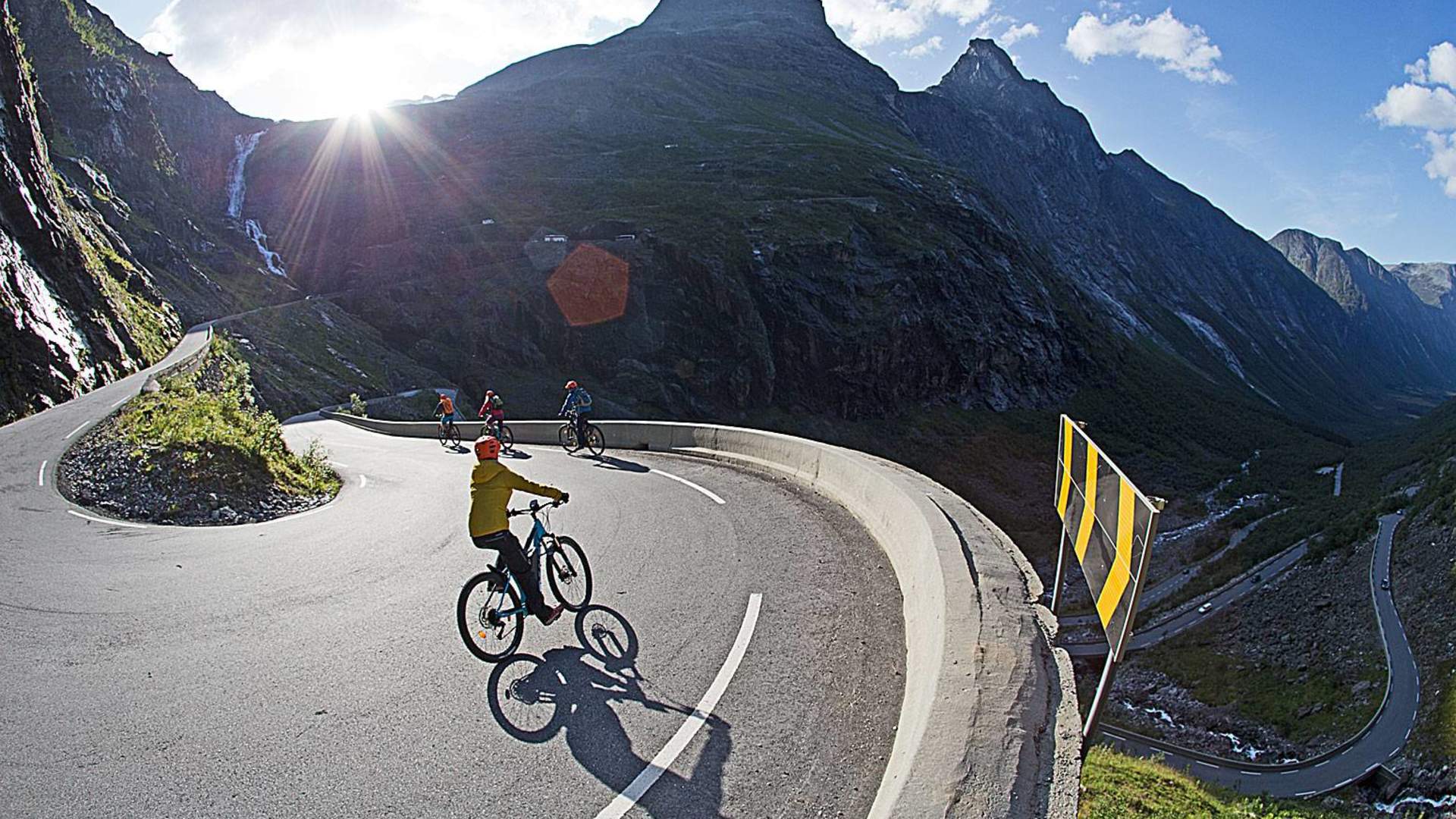 Romsdalseggen & El-sykkel til Trollstigen med Hotel Aak