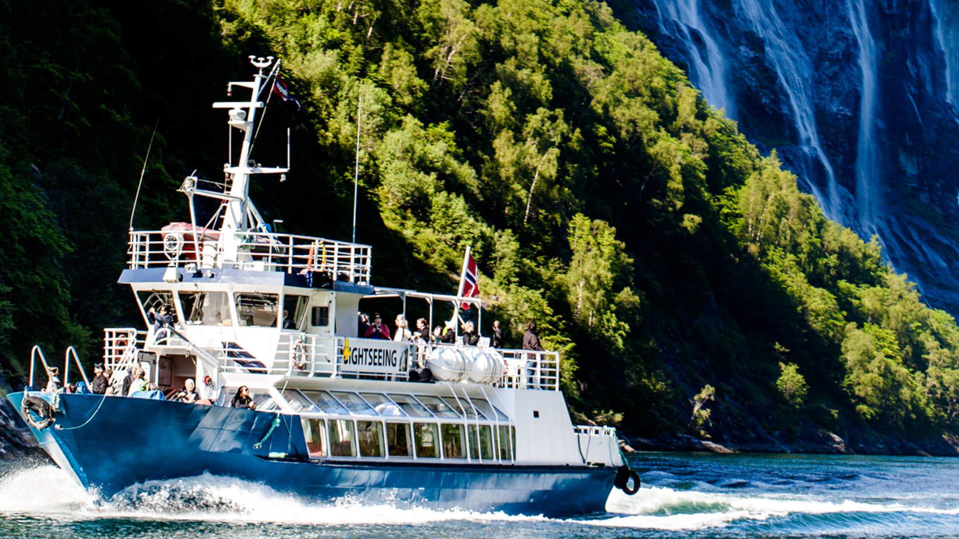 Episk Fjordsightseeing Geiranger med båt