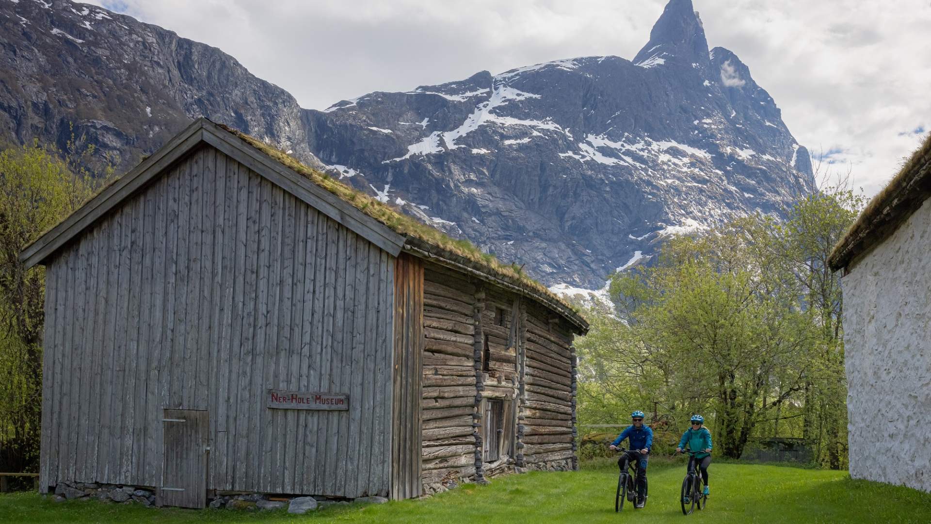 Lei elsykkel med forhåndsprogrammerte ruter i Romsdalen
