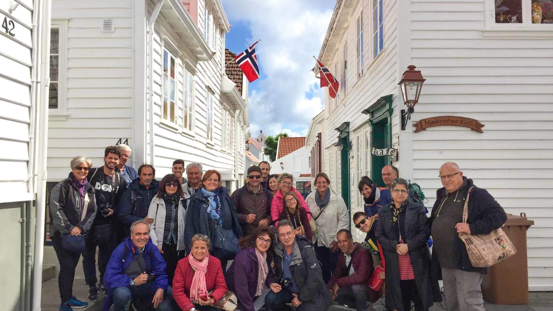 Experience the Åkrafjord and Langfoss waterfall on a bus tour with a local guide - Fiordos Noruegos