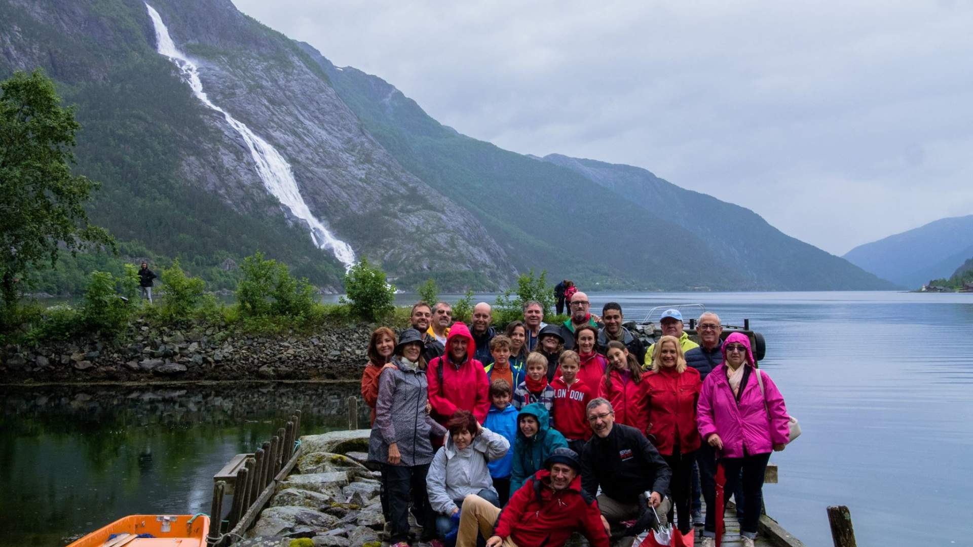 Experience the Åkrafjord and Langfoss waterfall on a bus tour with a local guide - Fiordos Noruegos