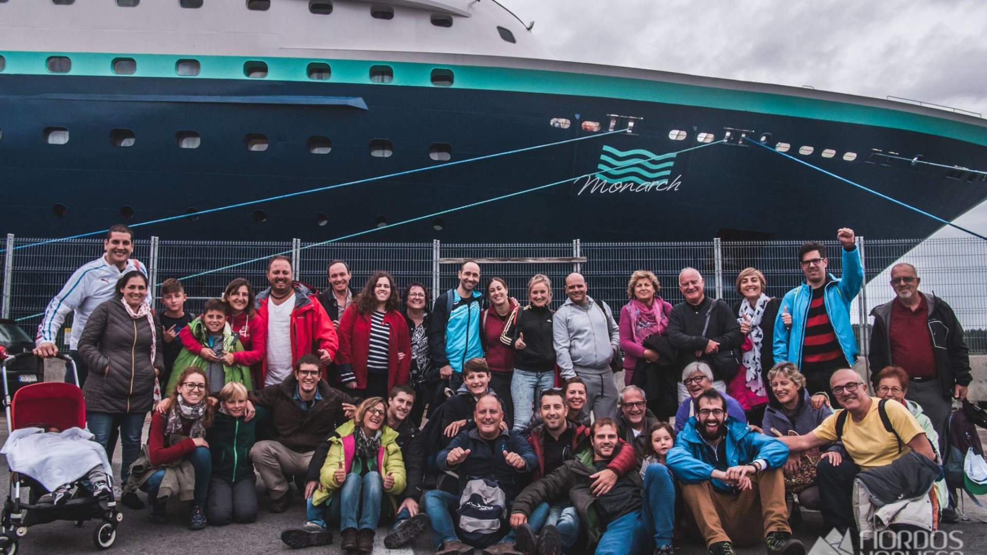 Experience the Åkrafjord and Langfoss waterfall on a bus tour with a local guide - Fiordos Noruegos