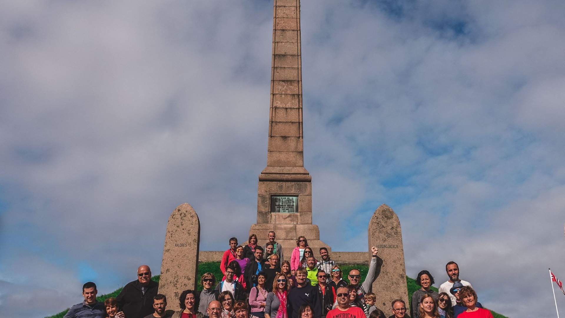 Experience the Åkrafjord and Langfoss waterfall on a bus tour with a local guide - Fiordos Noruegos