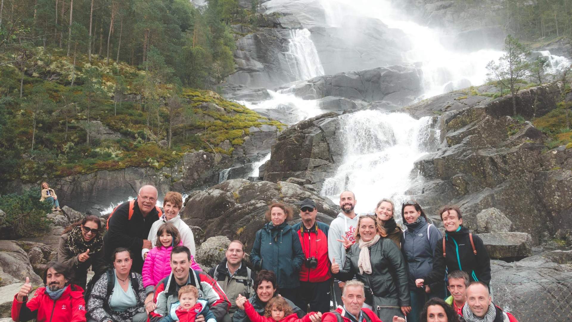Experience the Åkrafjord and Langfoss waterfall on a bus tour with a local guide - Fiordos Noruegos