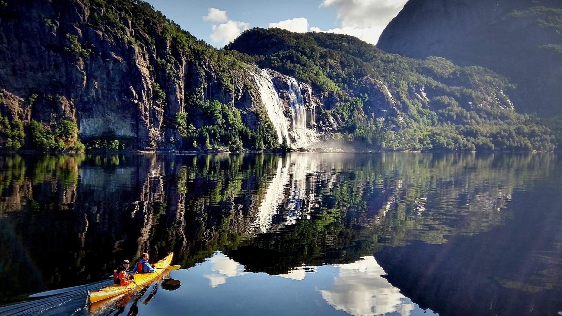 Laukelandsfossen waterfall