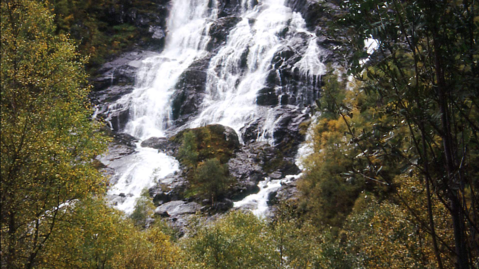 Der Flesåna Wasserfall im Brattlandstal