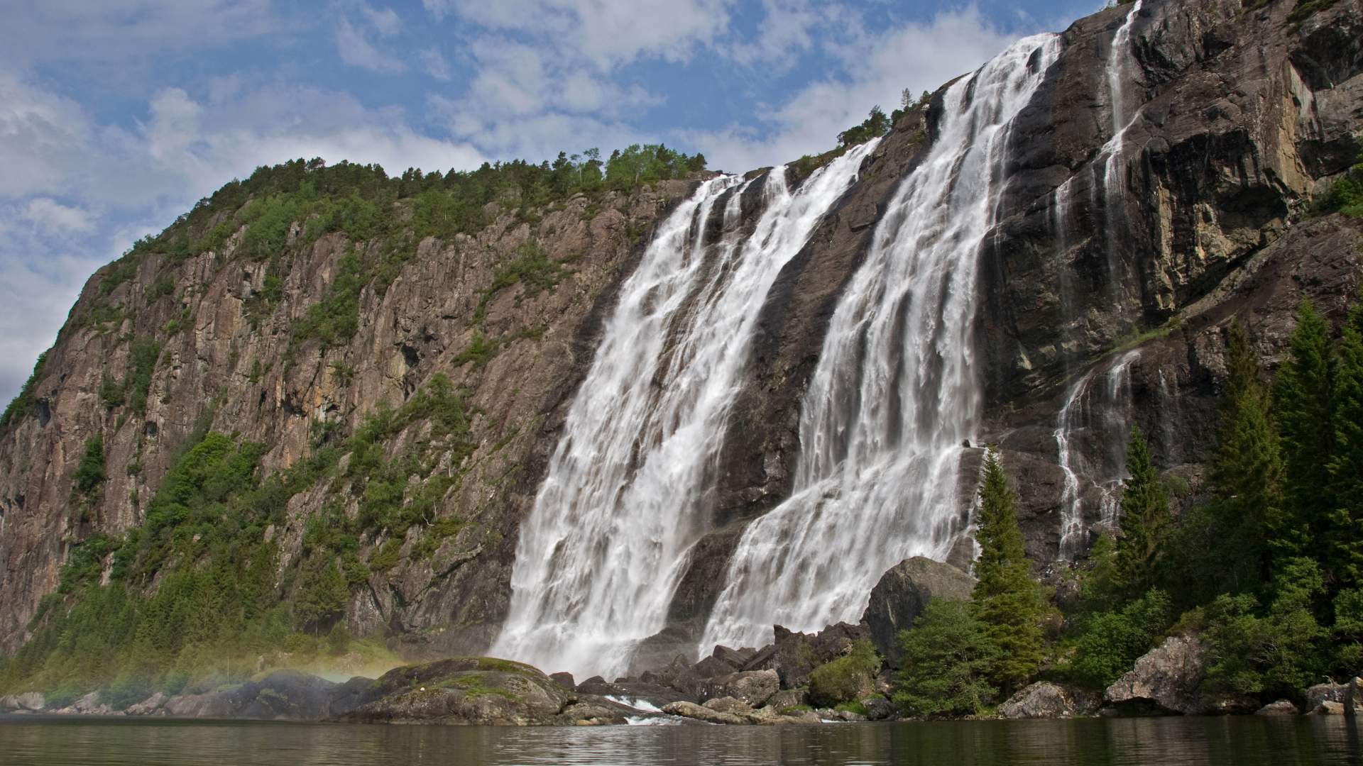 Laukelandsfossen waterfall