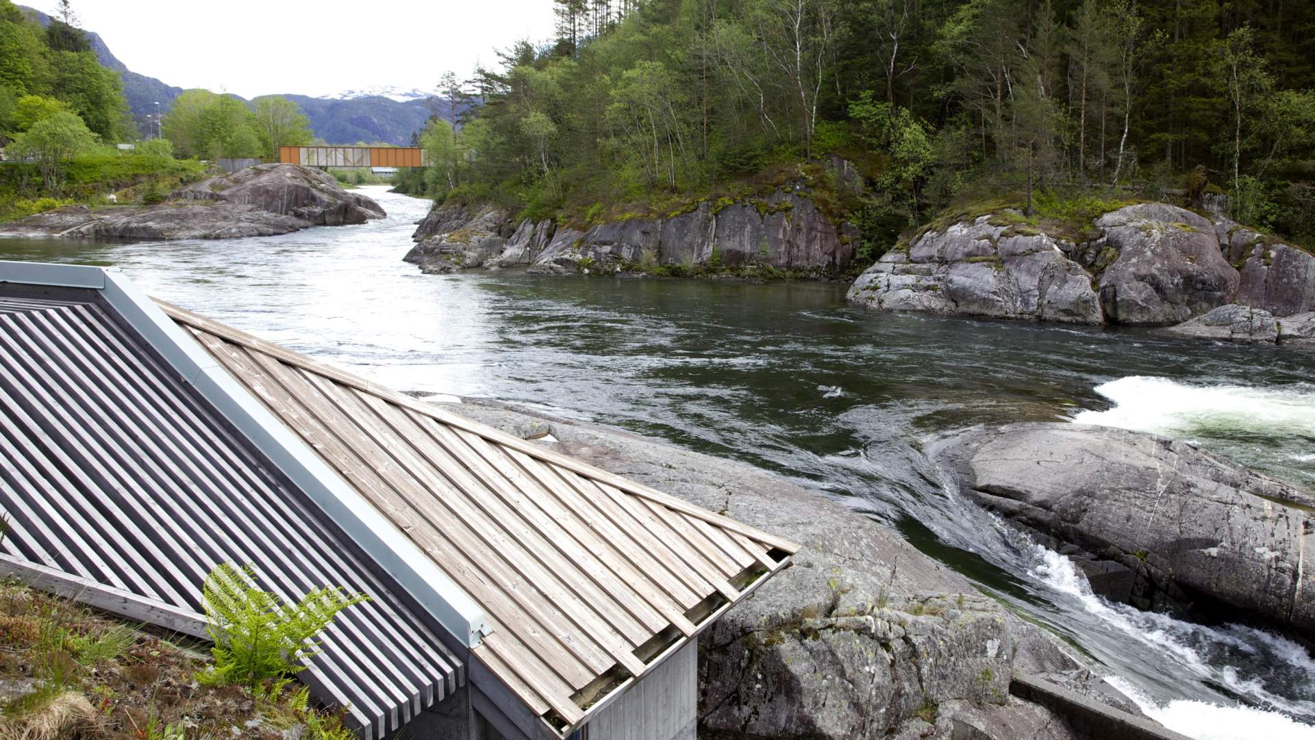 Sandsfossen und die Høsebrua Brücke
